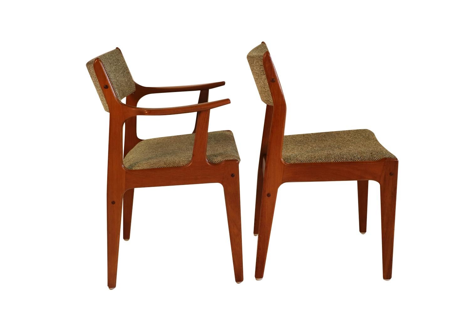 8 Midcentury Scandinavia Woodworks Co. Teak Dining Chairs In Good Condition In Baltimore, MD