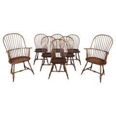 8 Chaises de salle à manger Windsor Farmhouse du milieu du siècle, en noyer, avec dossier en forme de sac, avec bras et côtés.