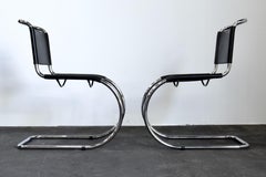 8 freitragende MR10-Stühle von Mies van der Rohe aus Chrom und schwarzem Sattelleder