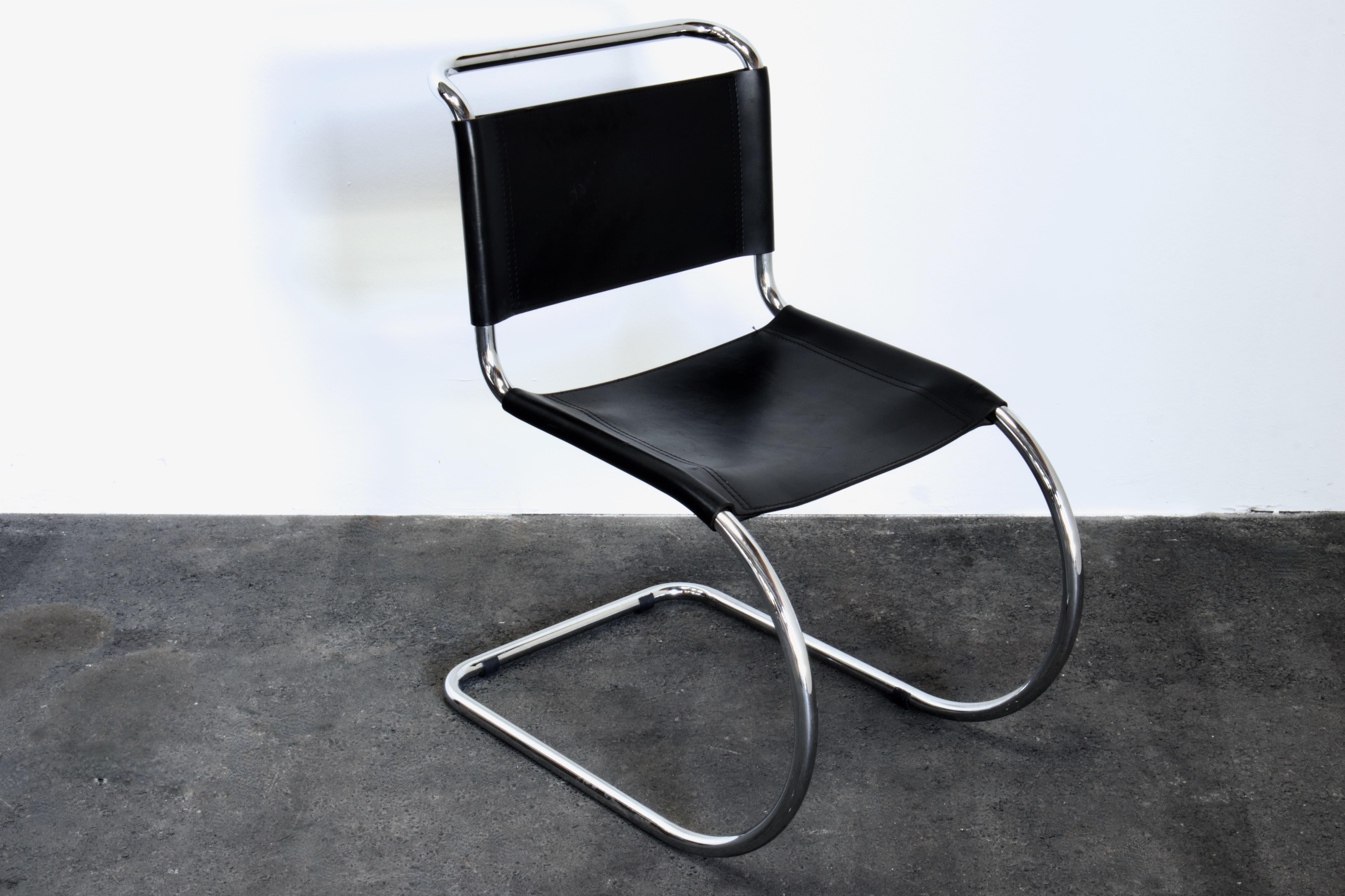 Bauhaus 8 Chaises luge Mies van der Rohe en chrome et cuir noir années 1980 en vente