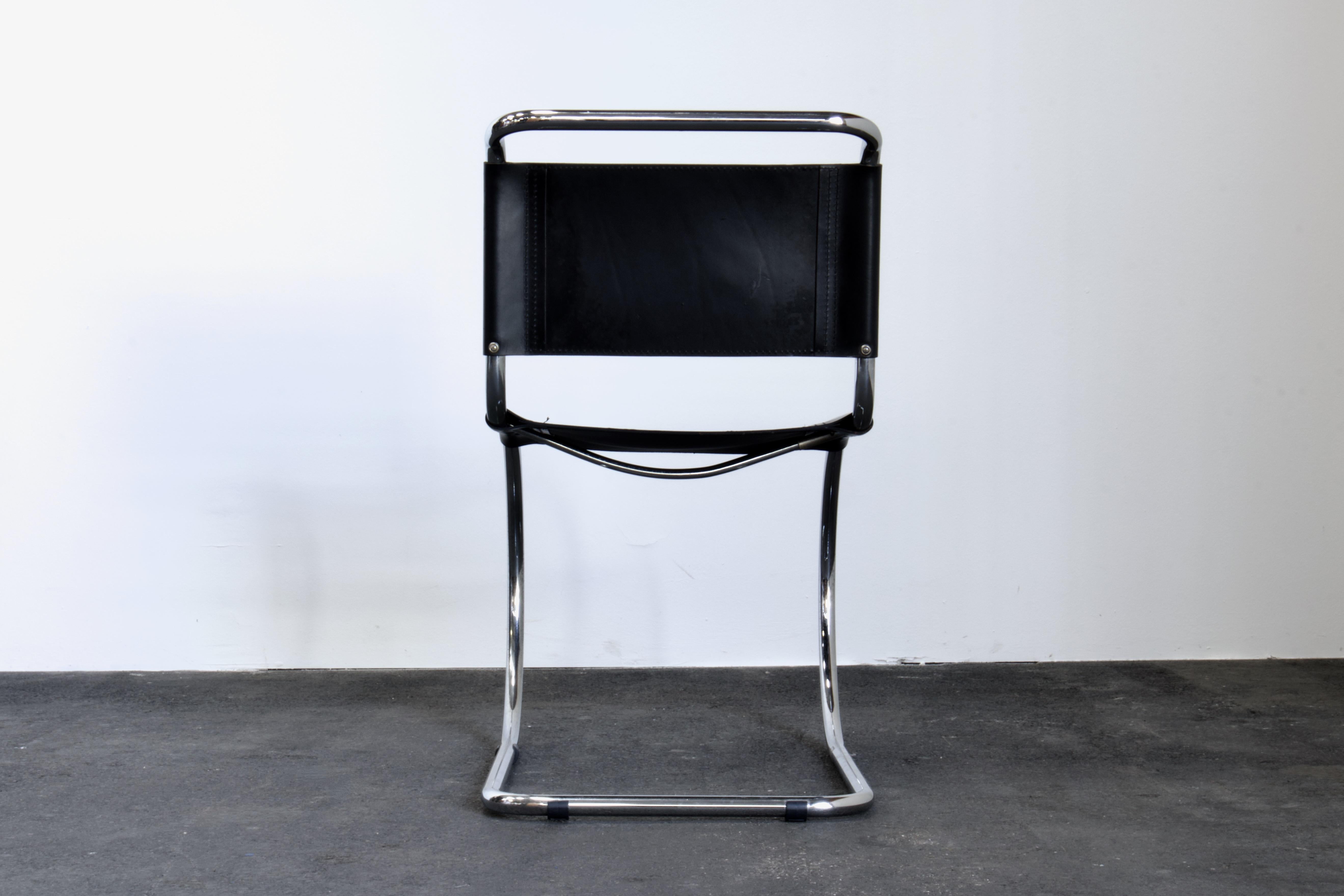 Métal 8 Chaises luge Mies van der Rohe en chrome et cuir noir années 1980 en vente