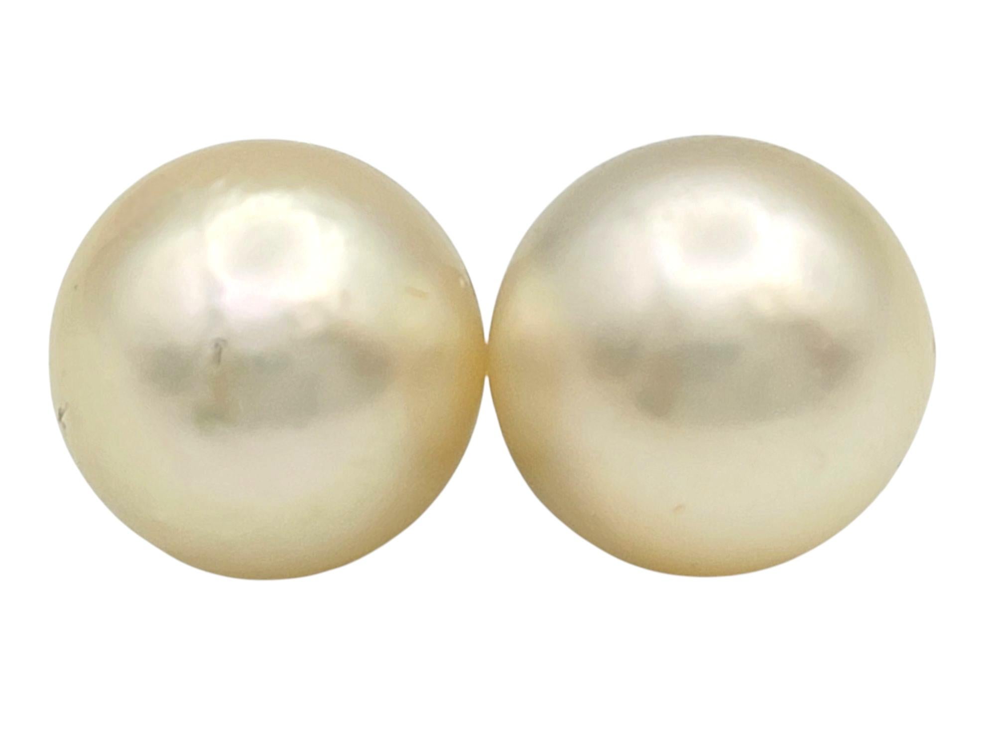 Raffinati e senza tempo, questi orecchini con perle coltivate sono un punto fermo dell'eleganza classica. Ogni orecchino è caratterizzato da una luminosa perla d'acqua dolce cinese in una tenue tonalità bianco sporco, incastonata in oro bianco da 14