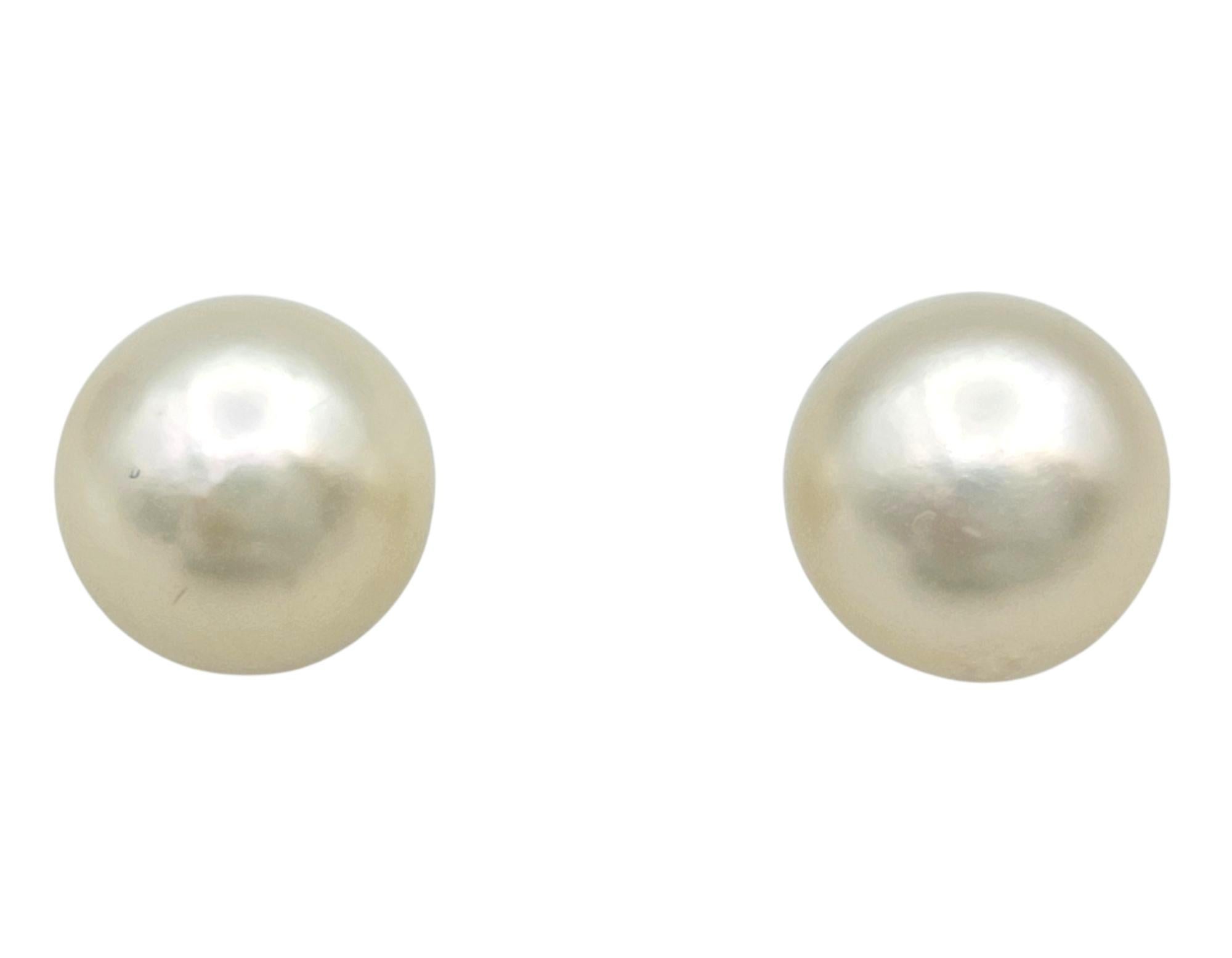 Contemporaneo Orecchini con perle d'acqua dolce cinese da 8 mm in oro bianco 14 carati in vendita
