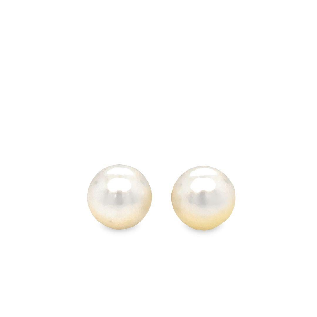 These pearl stud earrings are crafted from 14k yellow gold and feature 8 mm freshwater pearls in perfect classic white. The earrings are secured with push back fastenings for a secure fit. Ideal for everyday wear, they make the perfect addition to