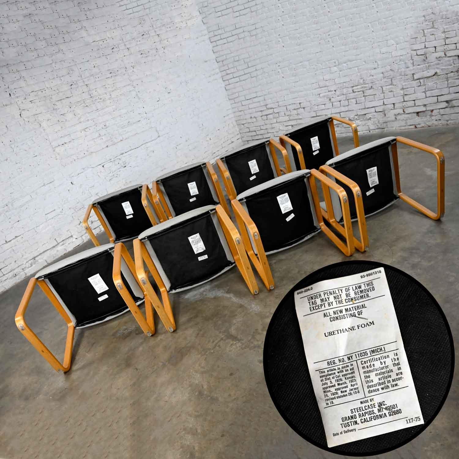 8 chaises de salle à manger modernes et classiques Steelcase Warren Snodgrass en bois de chêne léger cintré  en vente 5