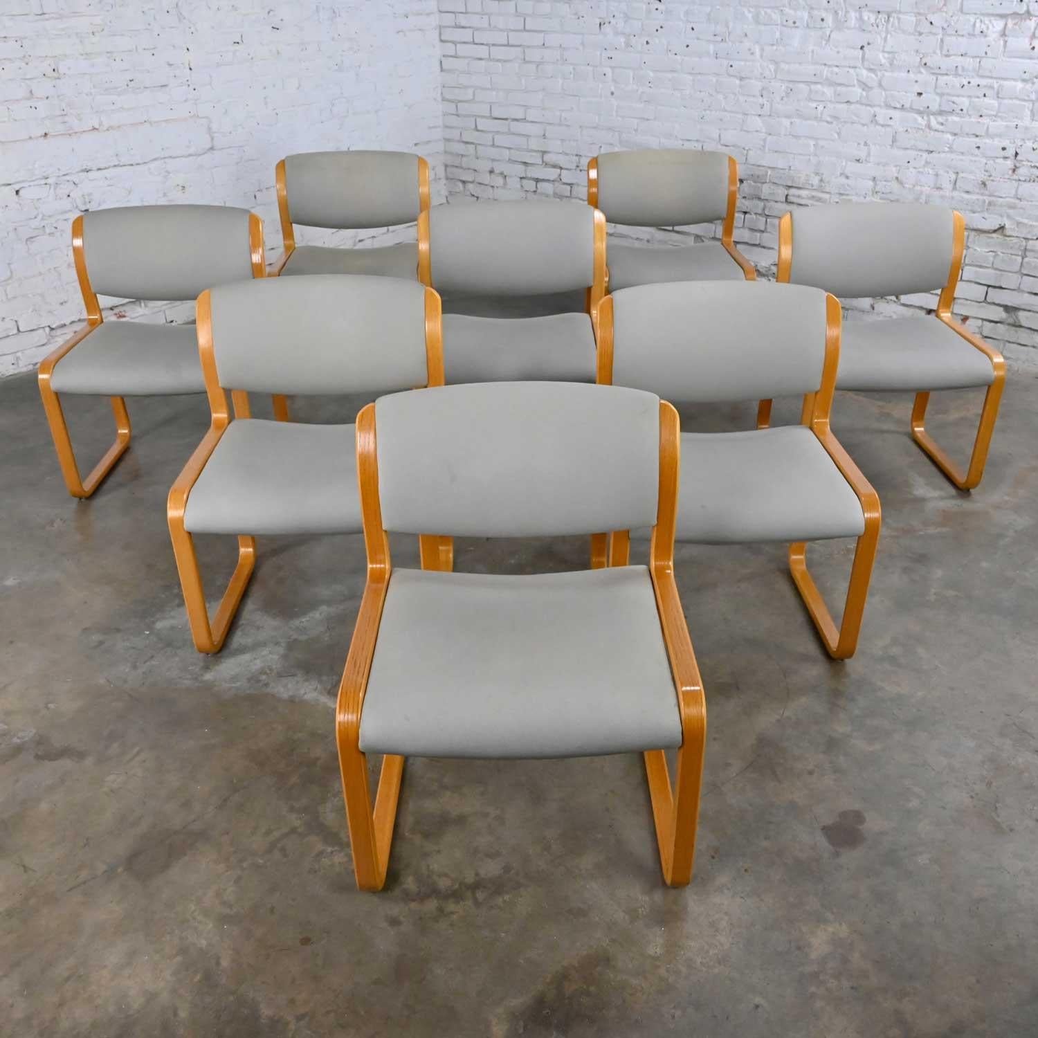 Moderne 8 chaises de salle à manger modernes et classiques Steelcase Warren Snodgrass en bois de chêne léger cintré  en vente