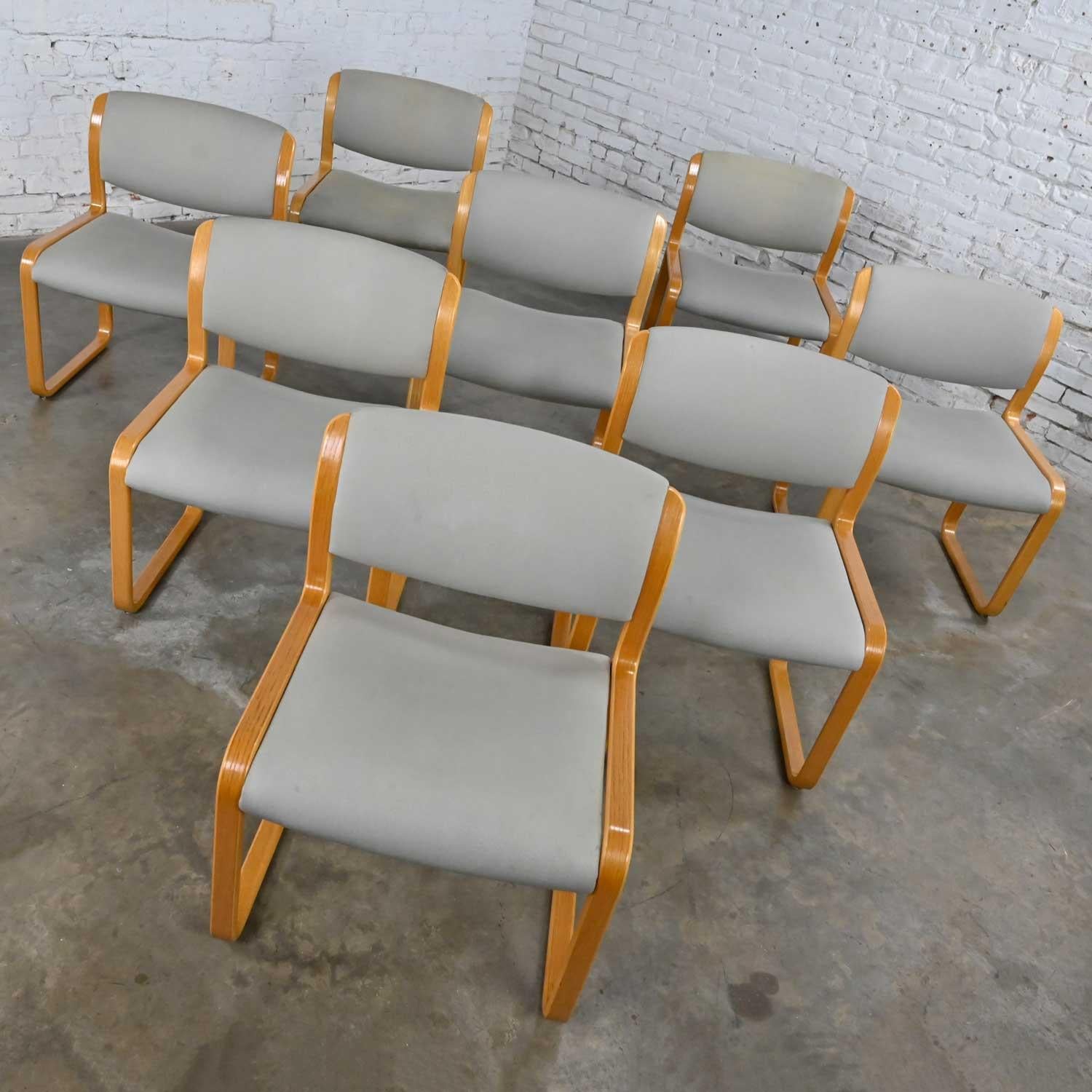 Américain 8 chaises de salle à manger modernes et classiques Steelcase Warren Snodgrass en bois de chêne léger cintré  en vente