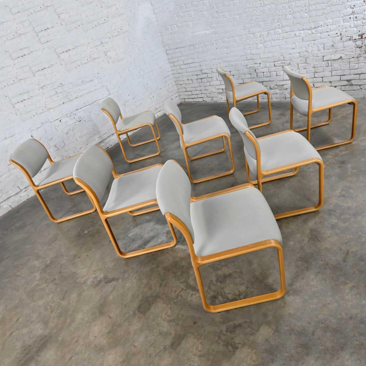 8 Modern Classic Steelcase Warren Snodgrass Dining Chairs Light Oak Bentwood  In Good Condition For Sale In Topeka, KS