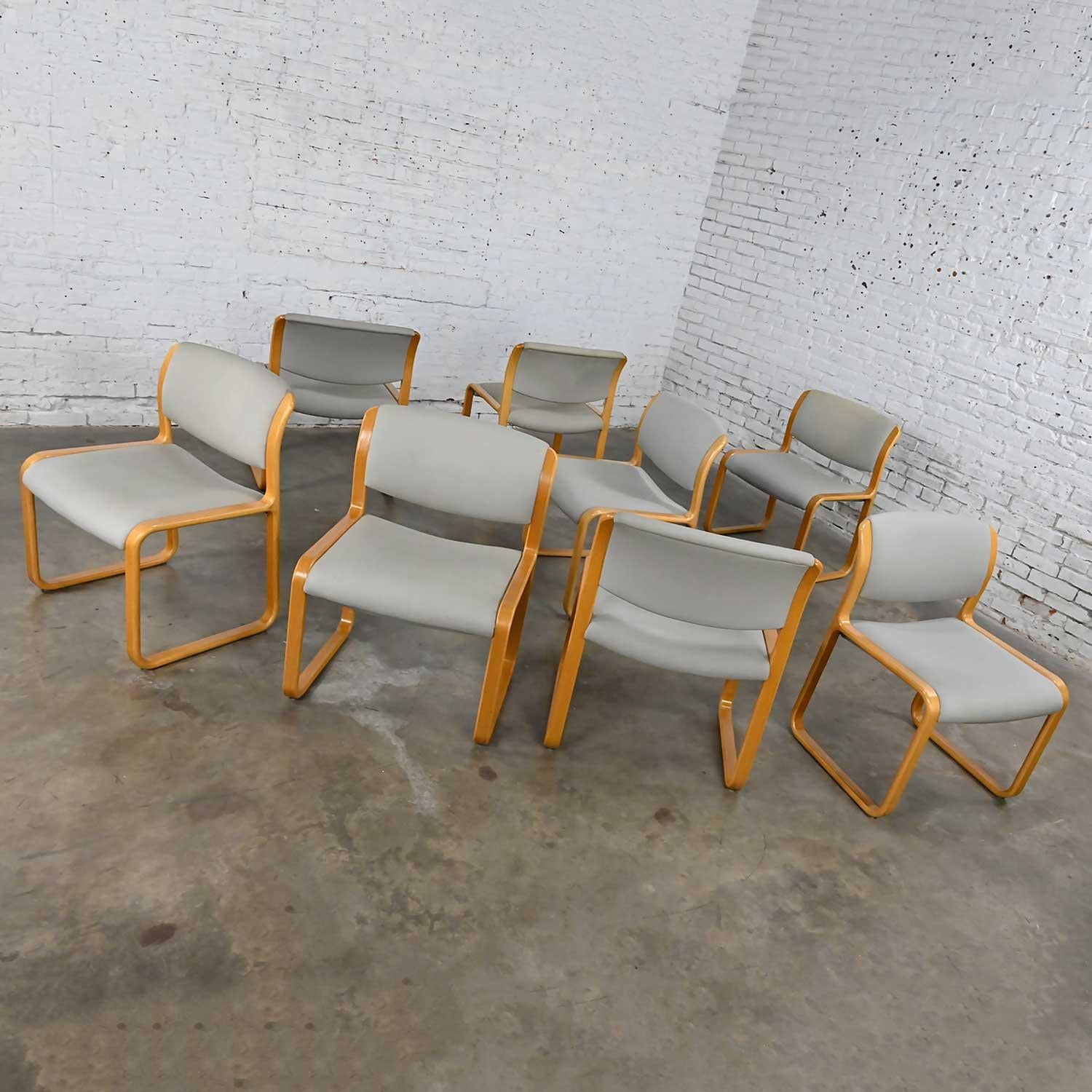 Tissu 8 chaises de salle à manger modernes et classiques Steelcase Warren Snodgrass en bois de chêne léger cintré  en vente