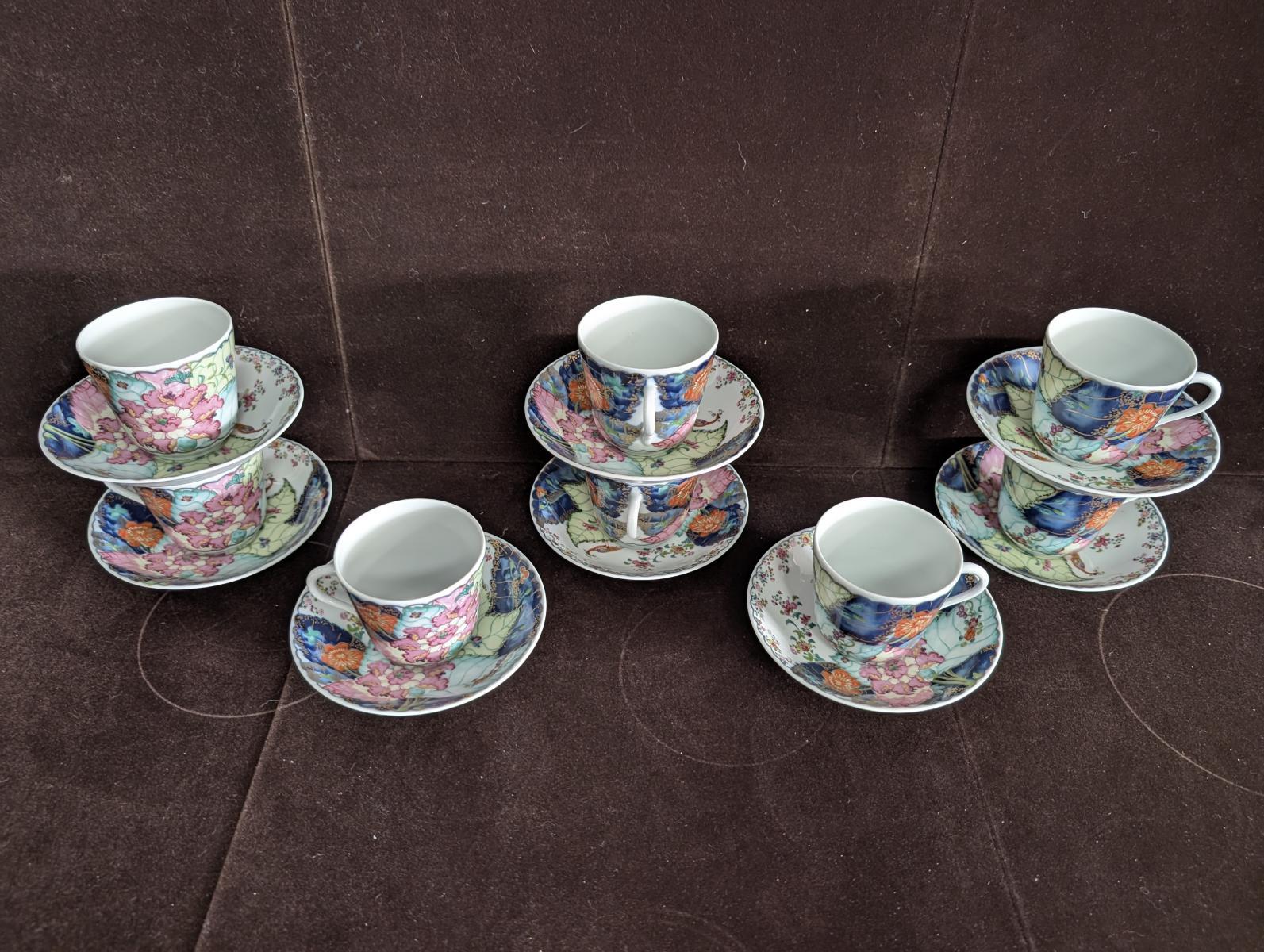 Chinoiserie 8 Mottahedeh “Tobacco Leaf” Flat Cup & Saucer Sets For Sale