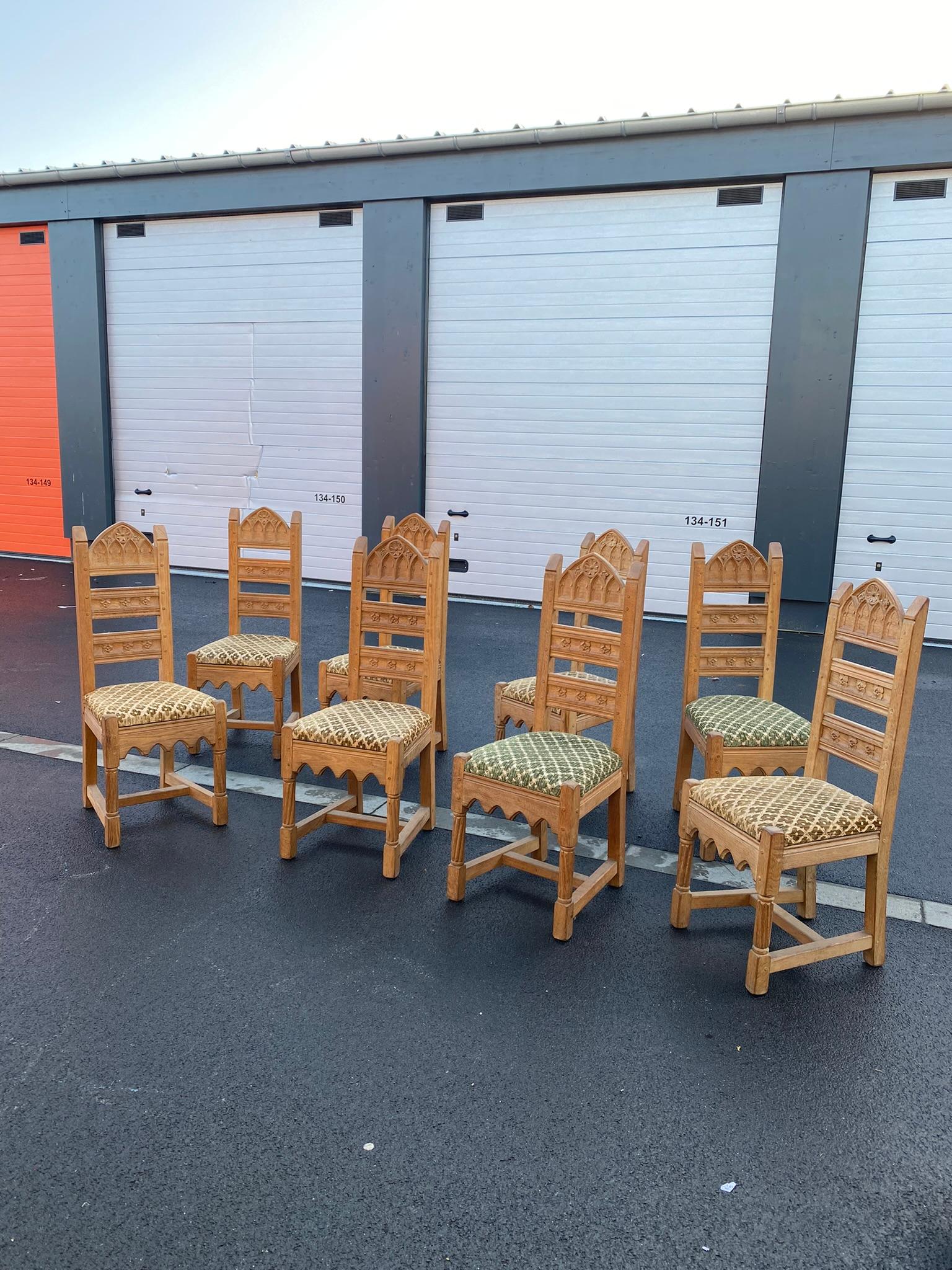 8 sedie neogotiche in Oak del 1950 circa
il prezzo è per 1.