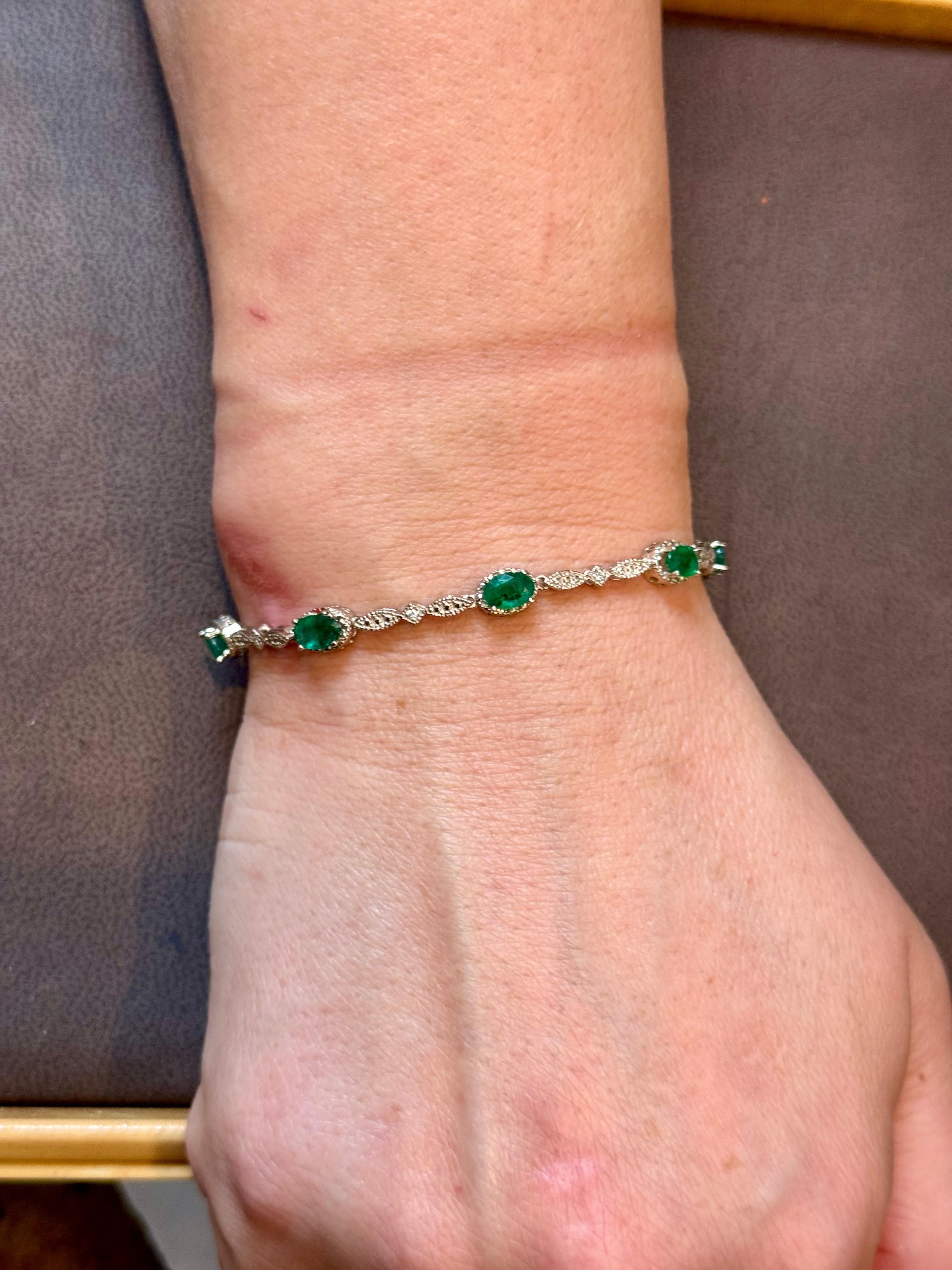 8 Oval Emeralds 3.2 Carat Emerald Tennis Bracelet 14 Karat White Gold, 7 