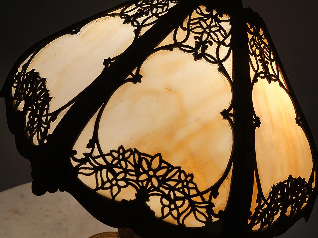 8 Panel Slump Glass Table Lamp with Floral Filigree Overlay In Good Condition For Sale In Peekskill, NY