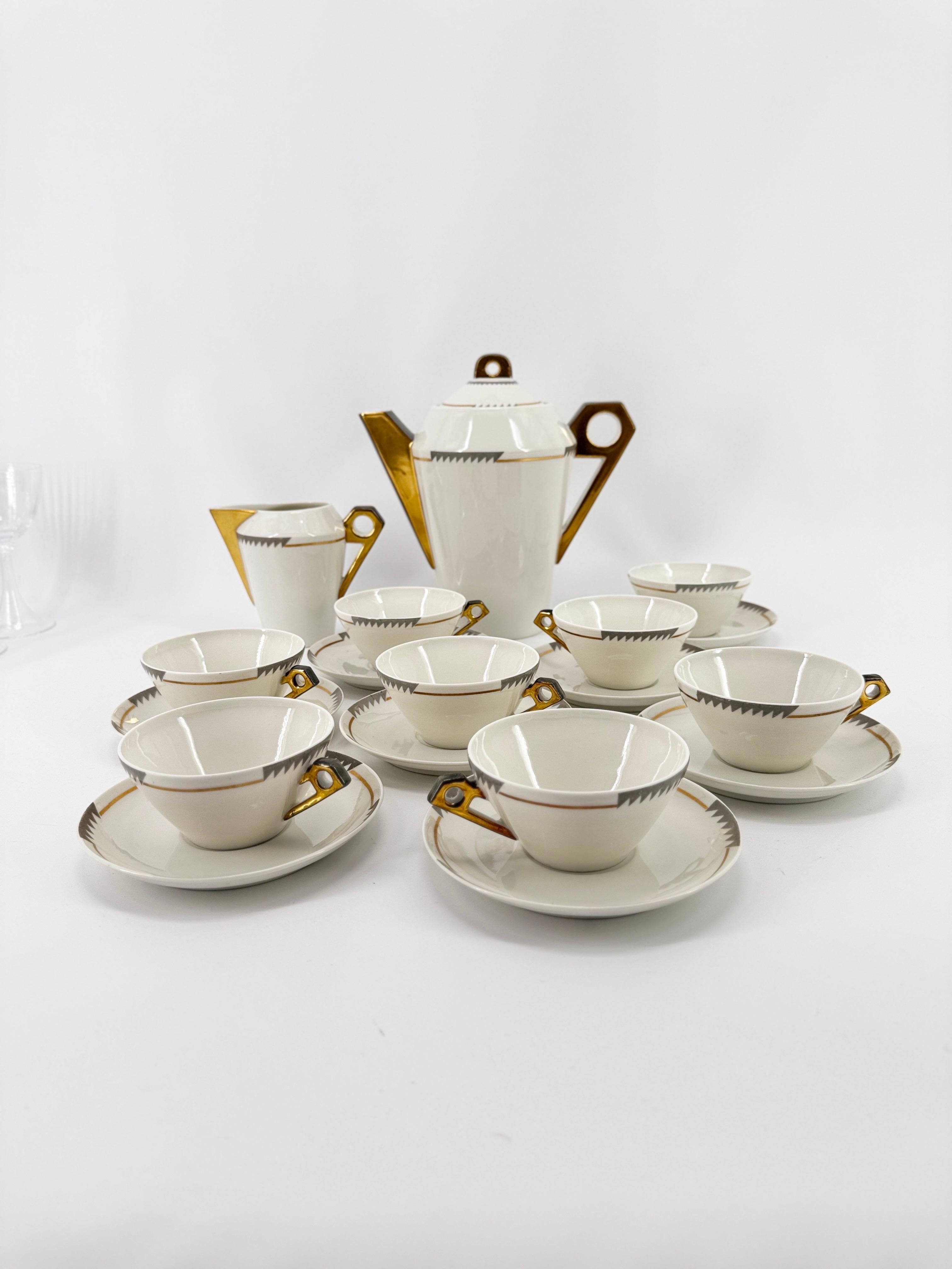 Este juego de té o café modernista para 7 de Theodore Haviland Le Tanneur Limoges y decorado por el famoso André François. Las marcas datan con precisión este diseño en 1929, ver foto de esta marca.

Aquí tenemos un diseño modernista excepcional,