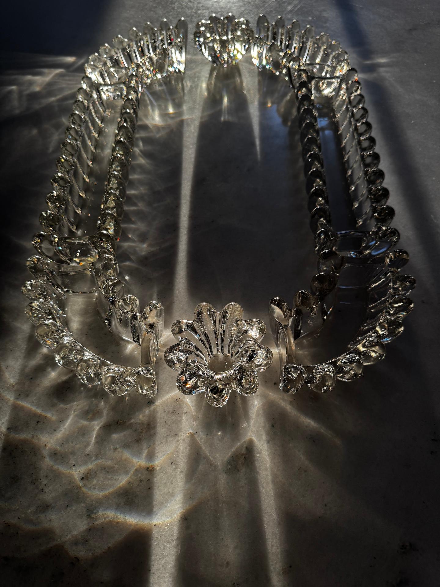 Centre de table en cristal français 8 pièces dont 2 bougeoirs.

Cette pièce centrale en cristal est fabriquée en cristal lourd, translucide et brillant. Les huit pièces peuvent être combinées de différentes manières et en différentes tailles. 
Deux