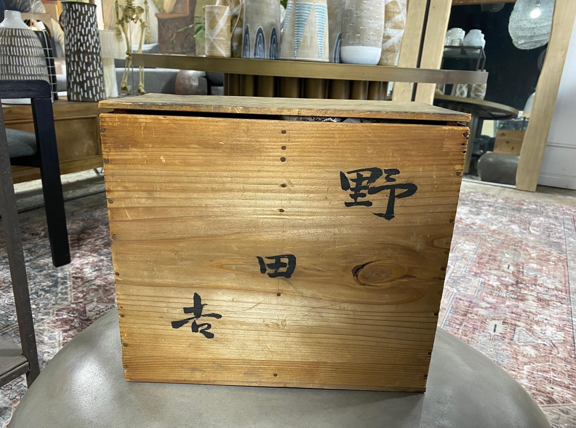 8 Piece Japanese Kutani Hand Painted Chawan Tea Bowl & Cover Set in Original Box For Sale 1