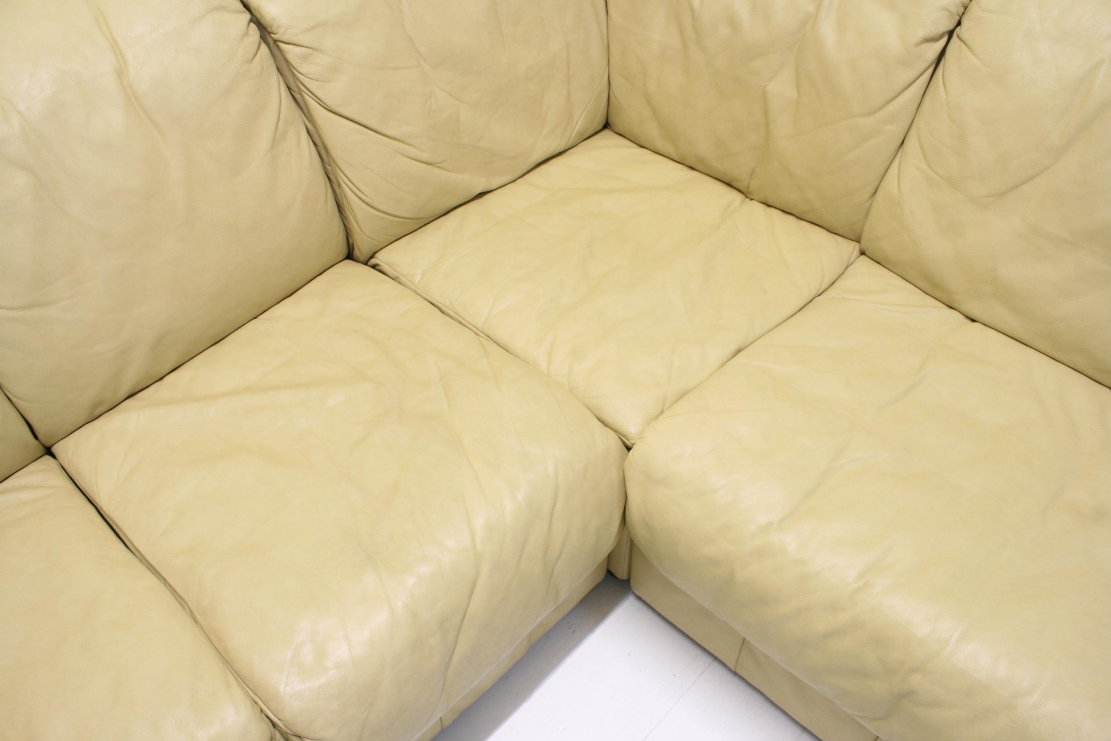 Modulares 8teiliges Schlangen-Sofa aus gelbem, pastellfarbenem, gestepptem Leder von Laauser im Angebot 3