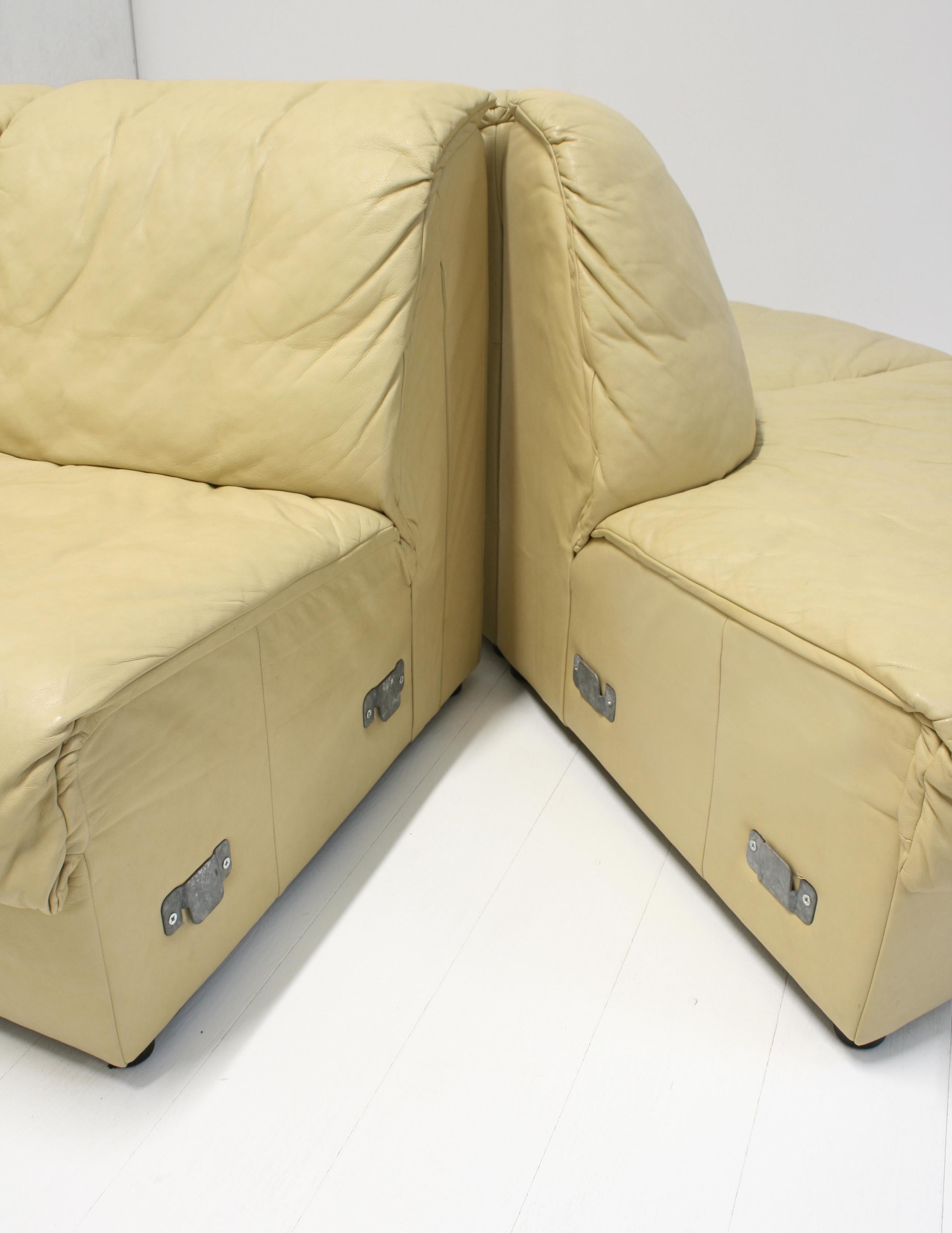 Modulares 8teiliges Schlangen-Sofa aus gelbem, pastellfarbenem, gestepptem Leder von Laauser im Angebot 10