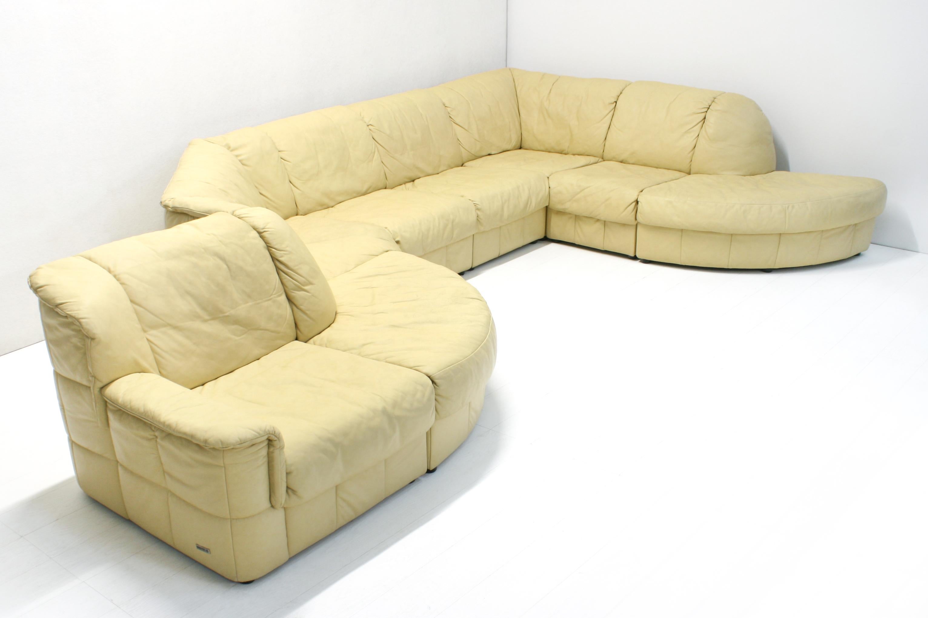 Modulares 8teiliges Schlangen-Sofa aus gelbem, pastellfarbenem, gestepptem Leder von Laauser im Angebot 12