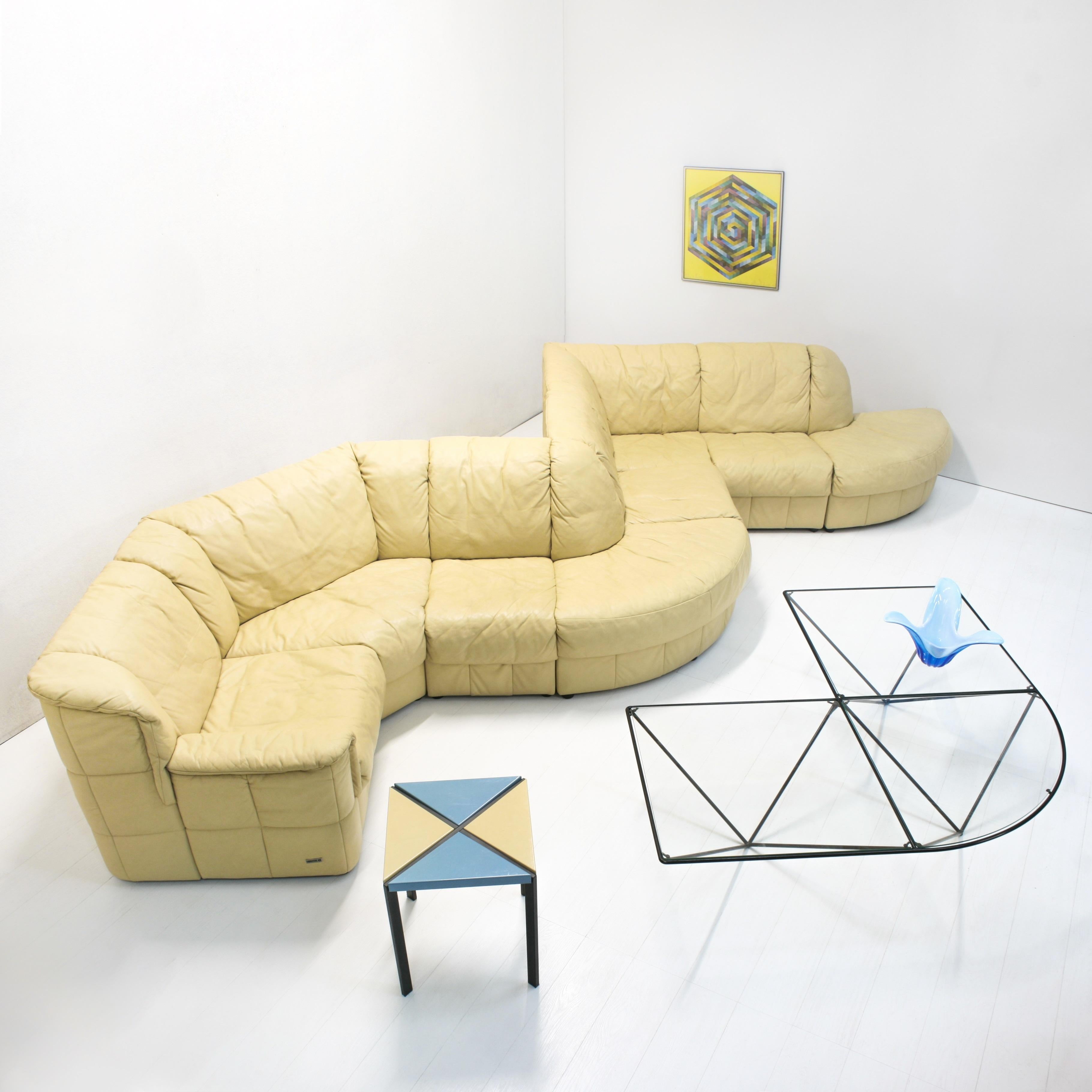 This 1990s pastel yellow/beige modular leather sofa with quilted back and with near endless possibilities to place was created by Laauser and exists of the following elements:
- 2 quarter circle elements (85x85x77cm)
- 2 straight elements