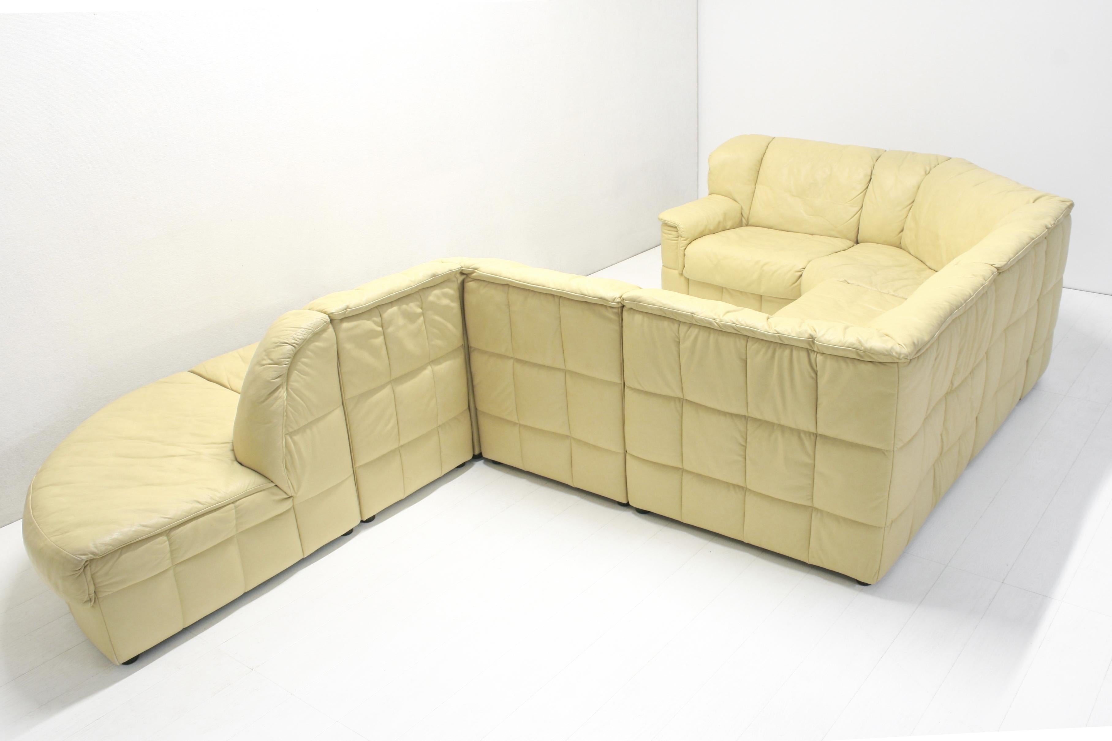 Modulares 8teiliges Schlangen-Sofa aus gelbem, pastellfarbenem, gestepptem Leder von Laauser (Postmoderne) im Angebot