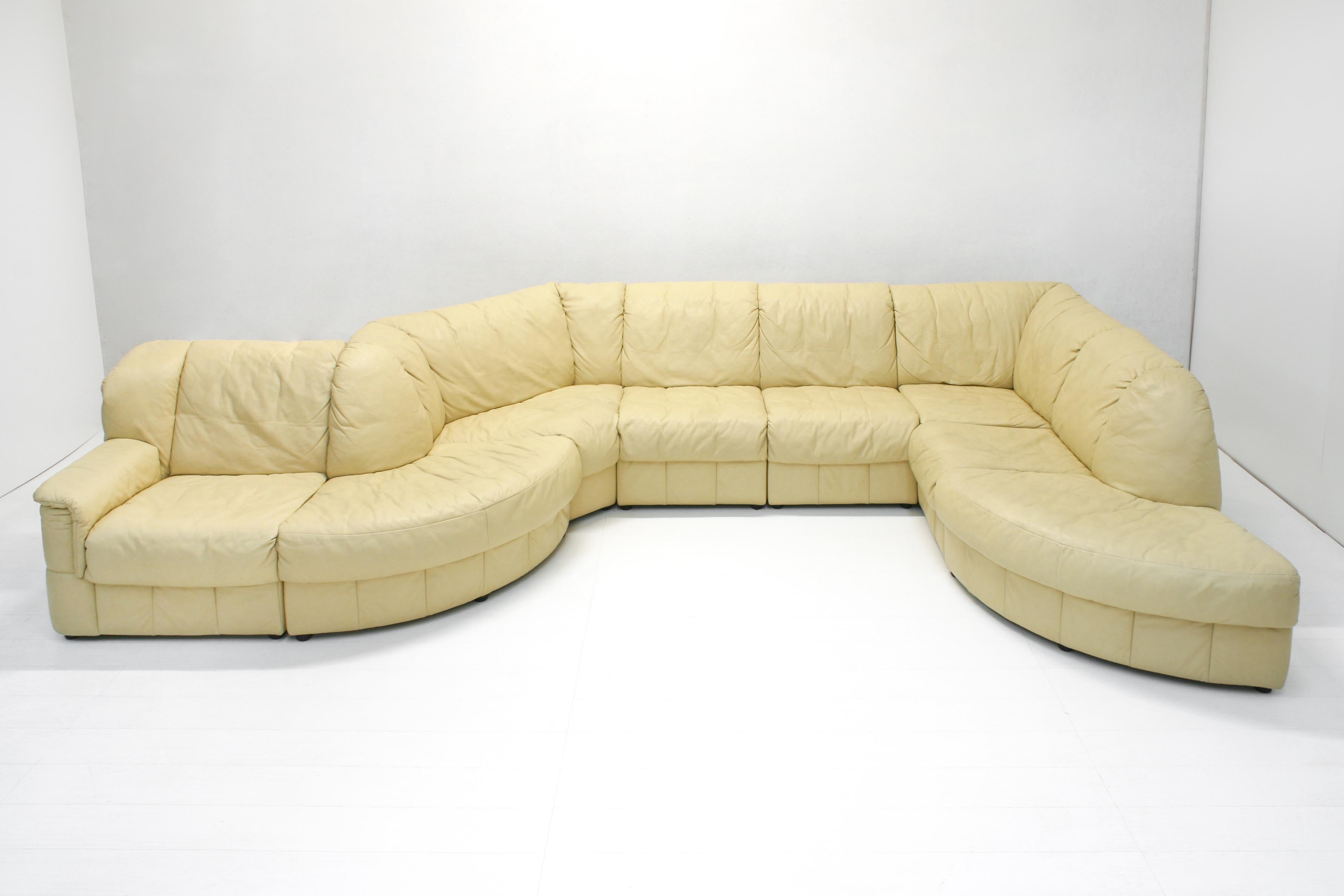 Modulares 8teiliges Schlangen-Sofa aus gelbem, pastellfarbenem, gestepptem Leder von Laauser (Deutsch) im Angebot