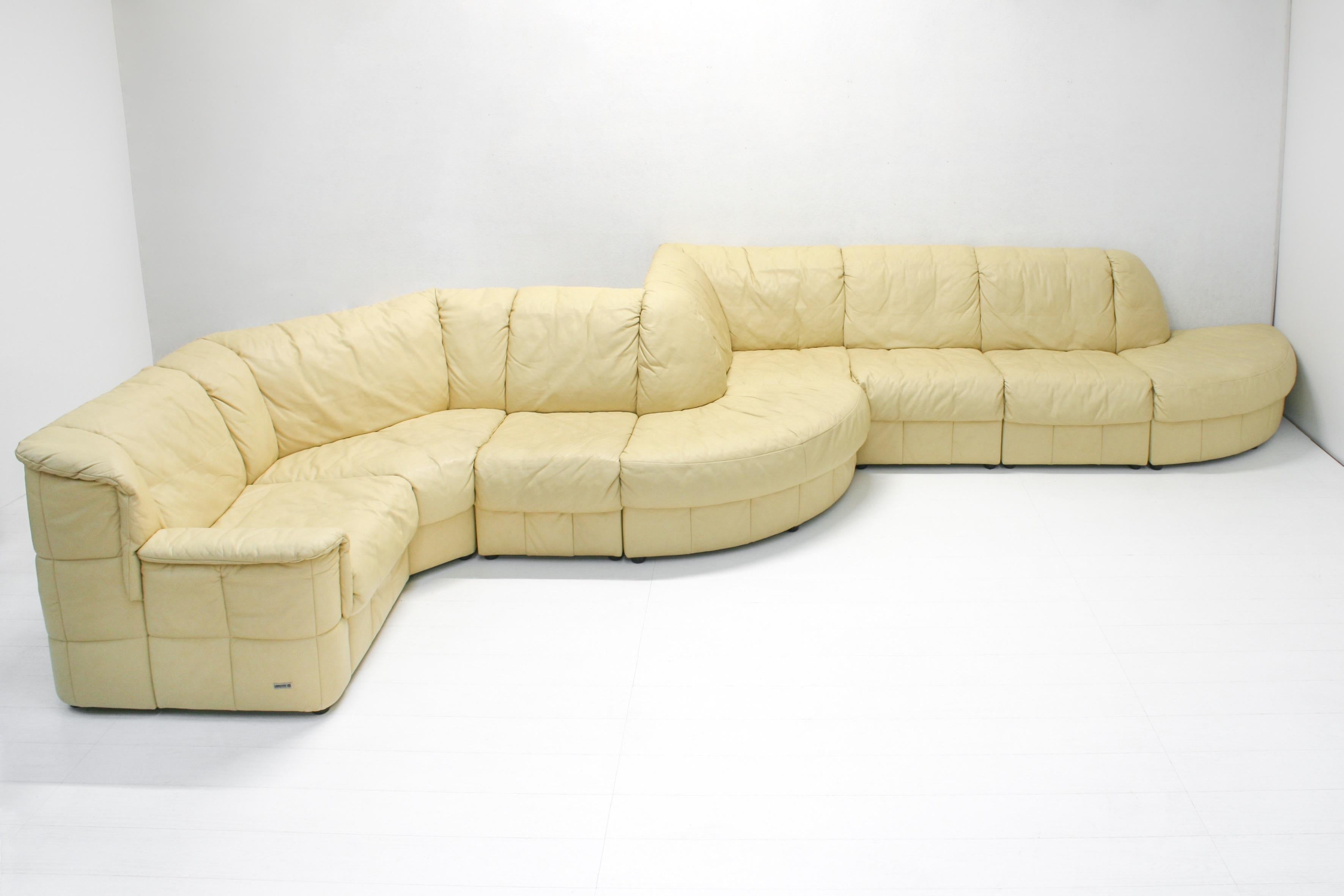 Modulares 8teiliges Schlangen-Sofa aus gelbem, pastellfarbenem, gestepptem Leder von Laauser (Abgesteppt) im Angebot