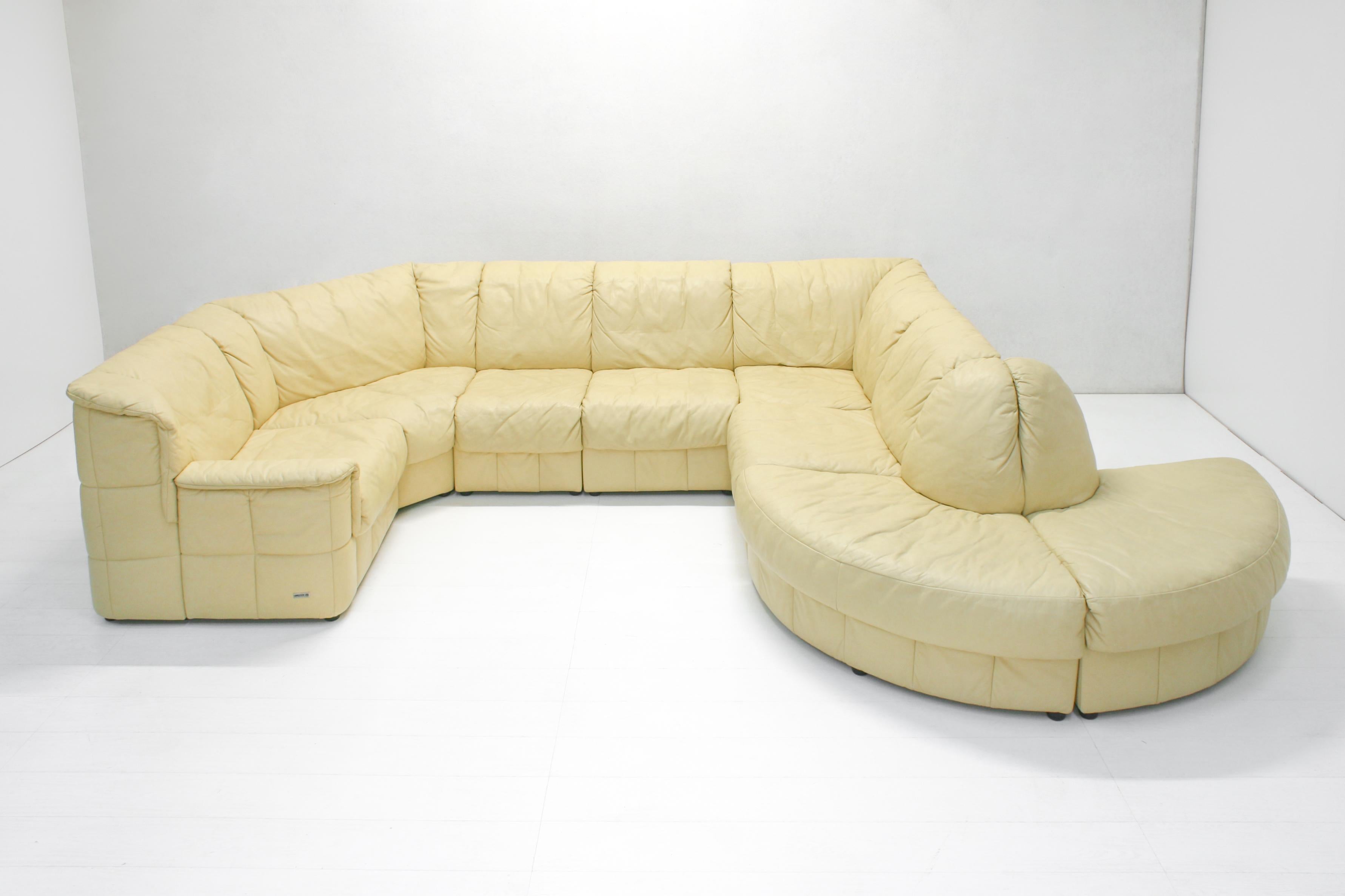 Modulares 8teiliges Schlangen-Sofa aus gelbem, pastellfarbenem, gestepptem Leder von Laauser im Zustand „Gut“ im Angebot in Izegem, VWV
