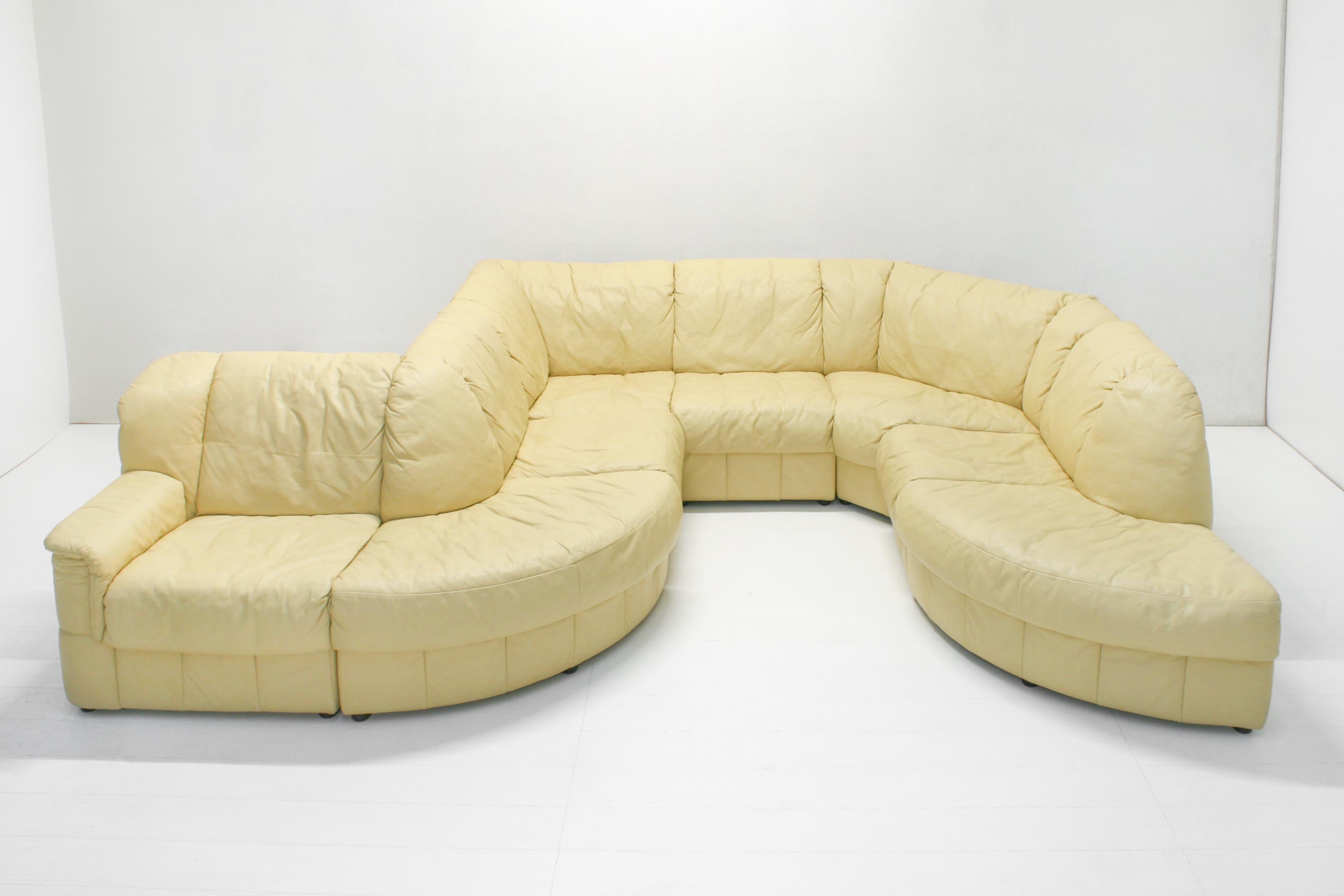 Modulares 8teiliges Schlangen-Sofa aus gelbem, pastellfarbenem, gestepptem Leder von Laauser (20. Jahrhundert) im Angebot