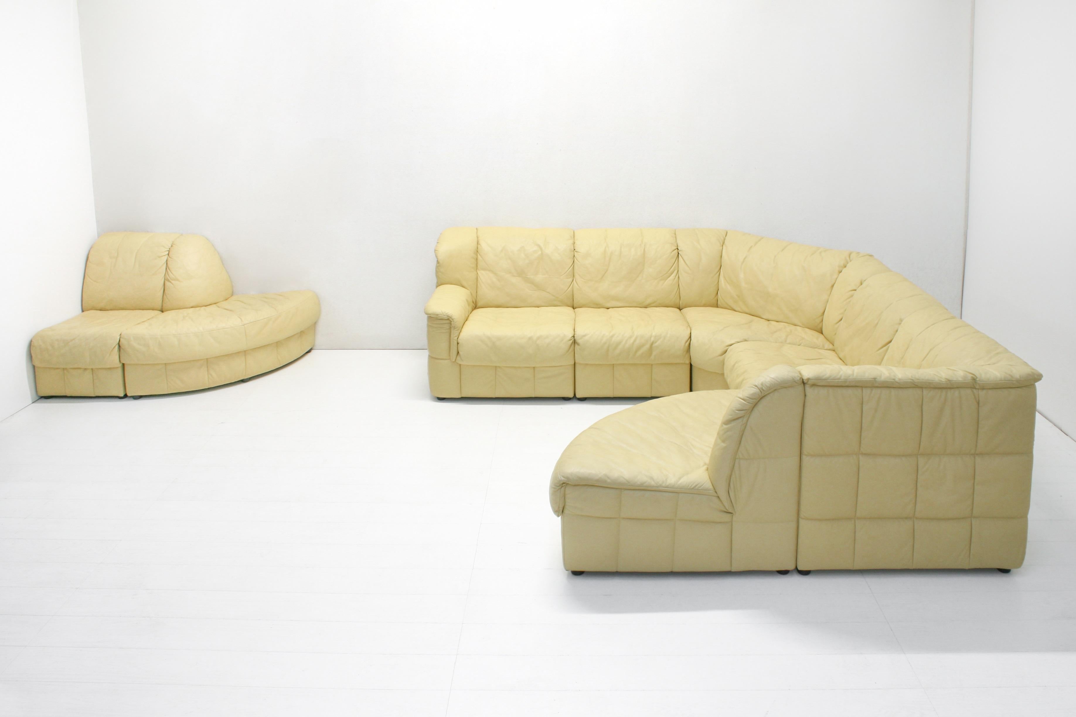 Modulares 8teiliges Schlangen-Sofa aus gelbem, pastellfarbenem, gestepptem Leder von Laauser im Angebot 1