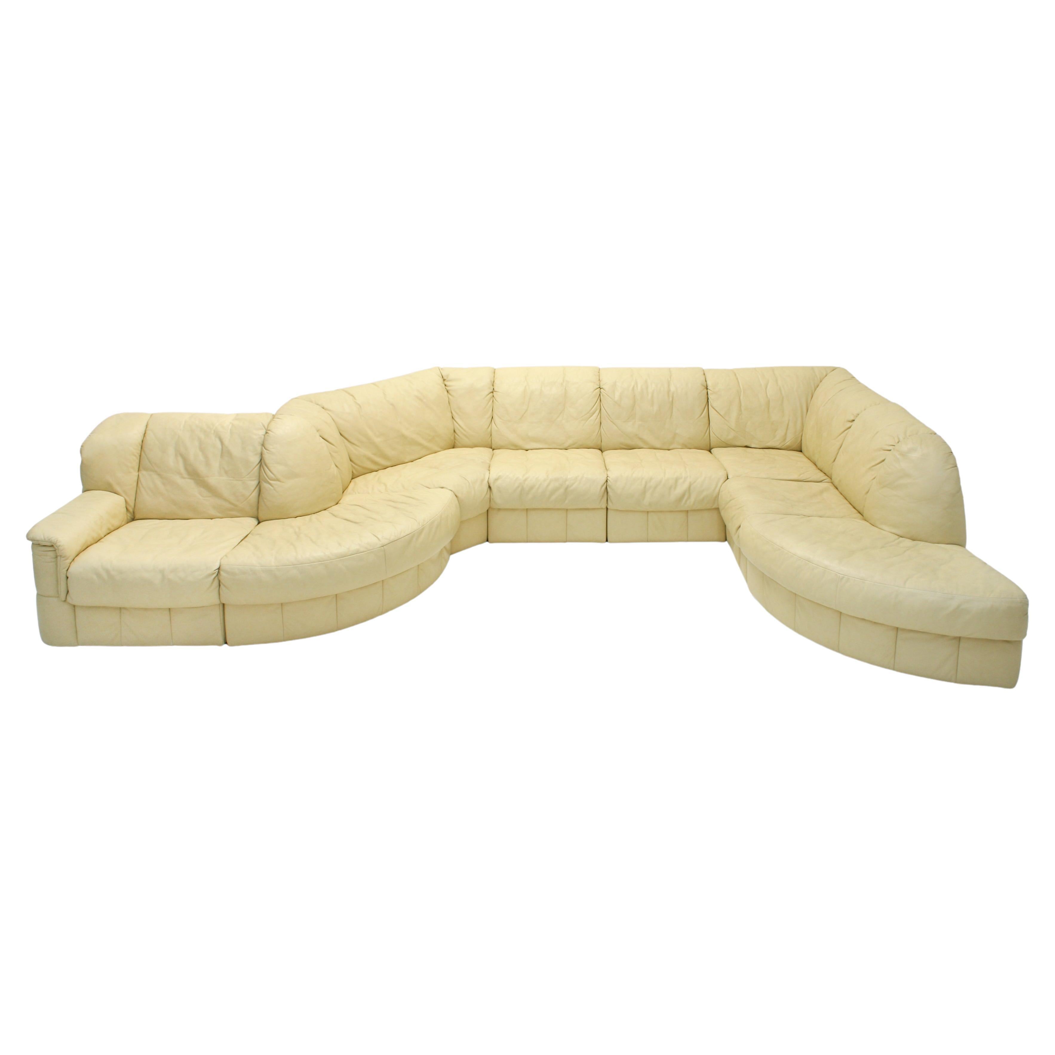 Canapé serpent modulaire de 8 pièces en cuir matelassé jaune pastel de Laauser en vente