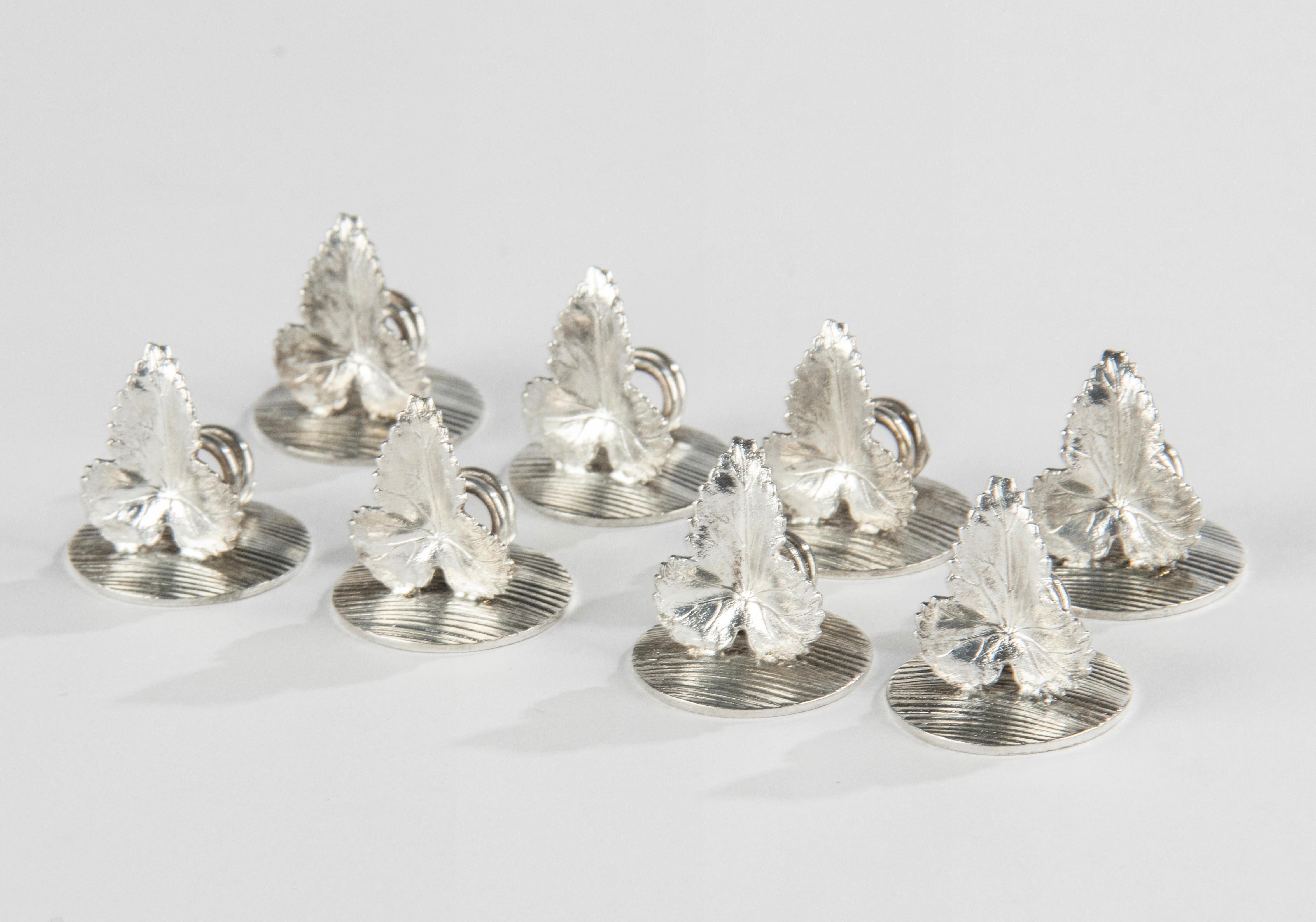 A beautiful set of 8 silver plated name card holders, made by the French manufacturer Christofle. Beautifully designed with vine leaves.
They are small stands, 3 cm high and Ø3 cm.
The holders come in an original Christofle box. The set is in good