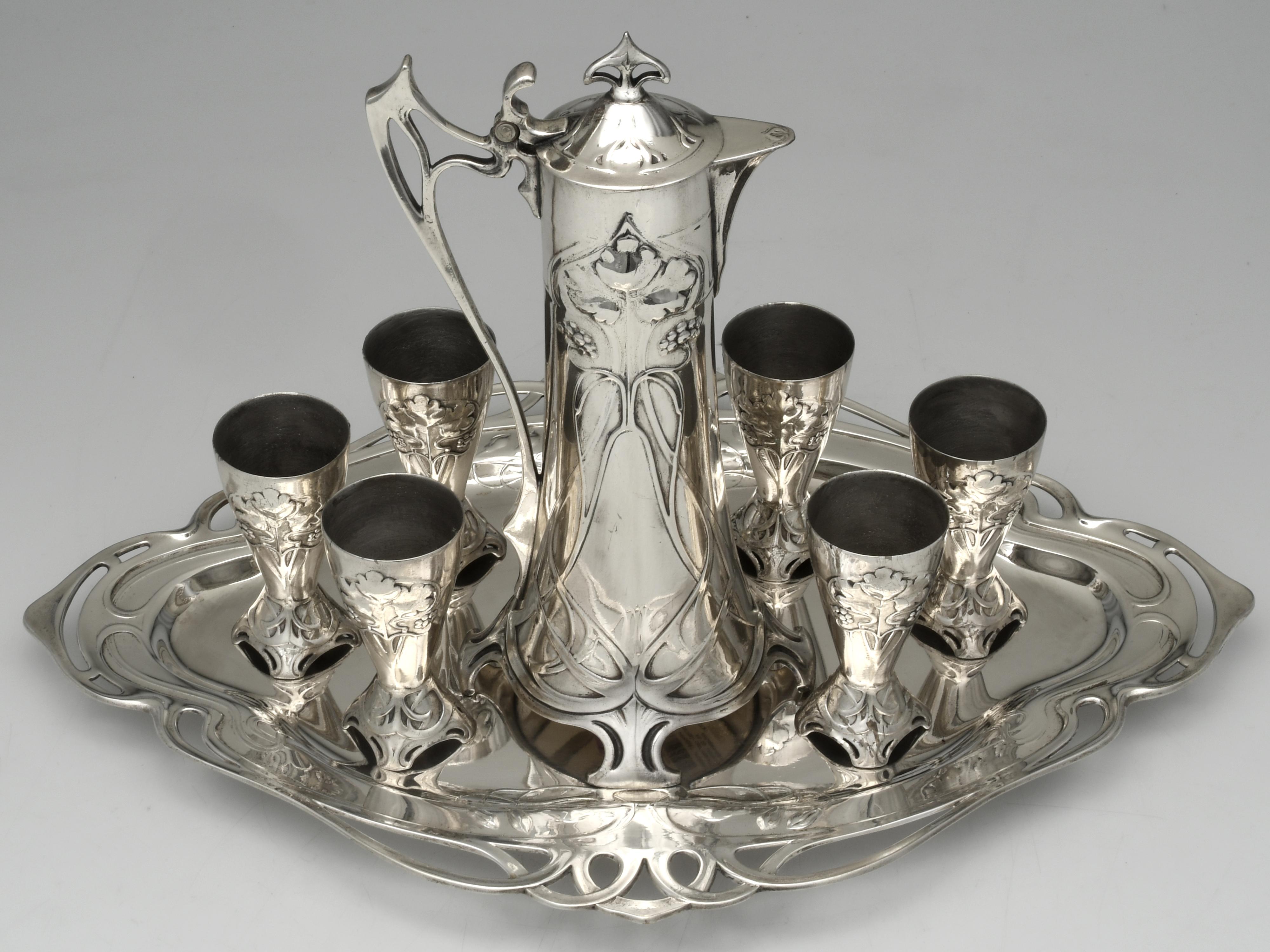 Dieses 8-teilige Rotwein-Set enthält einen Krug (11,5