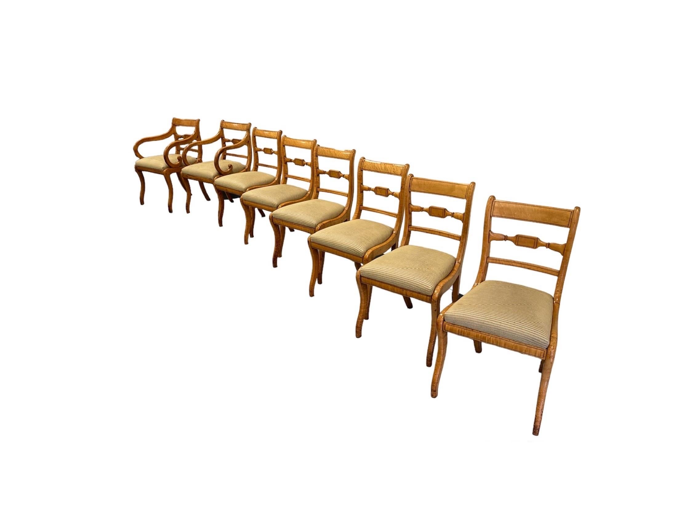 Ensemble de 8 chaises de salle à manger Regency 
L'érable tigré et l'érable piqué. Les fauteuils ont des accoudoirs à volutes. Pieds en sabre avec incrustation de lignes d'ébène. 7 chaises anciennes de l'époque une chaise d'une date plus tardive 