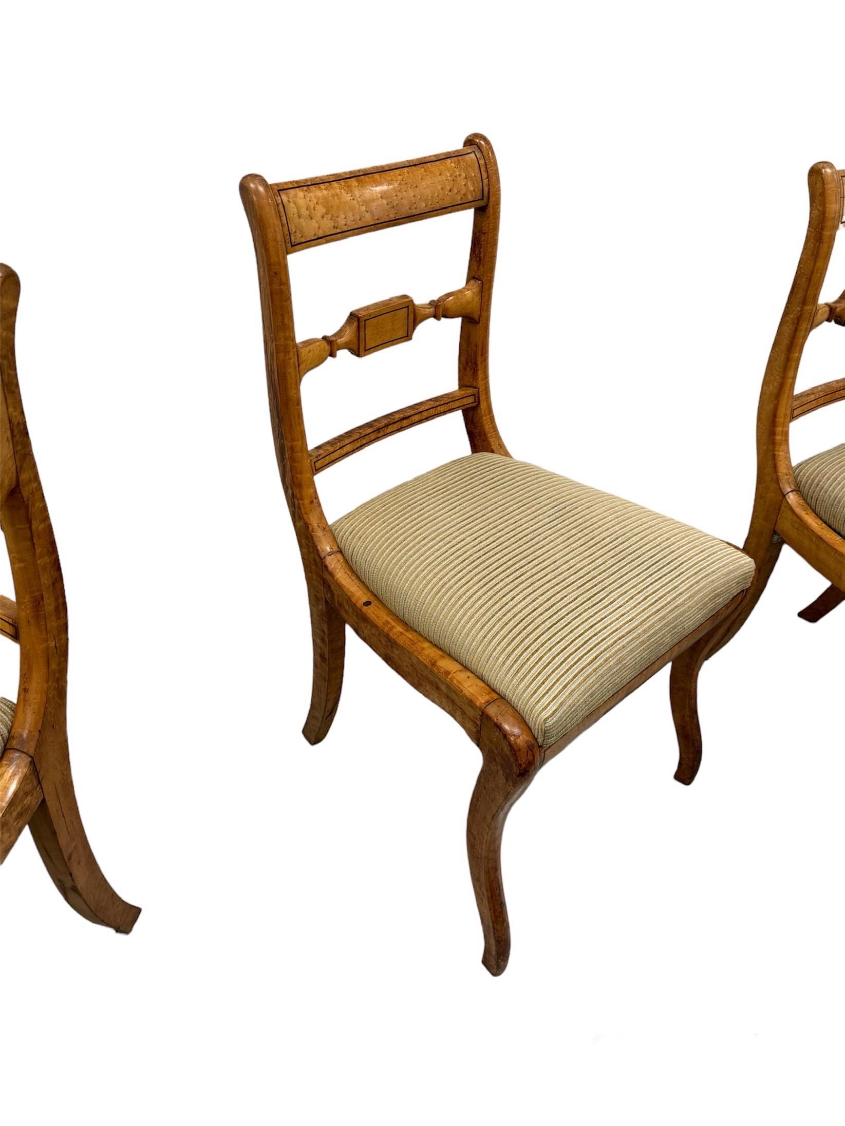 Anglais 8 chaises de salle à manger Regency 
Érable tigré et érable piqué