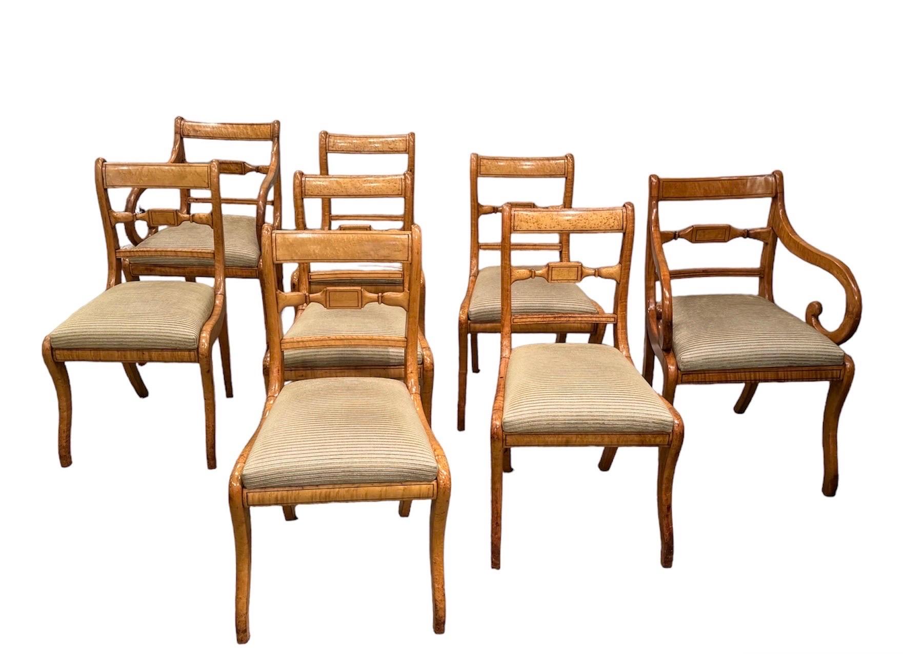 Sculpté 8 chaises de salle à manger Regency 
Érable tigré et érable piqué