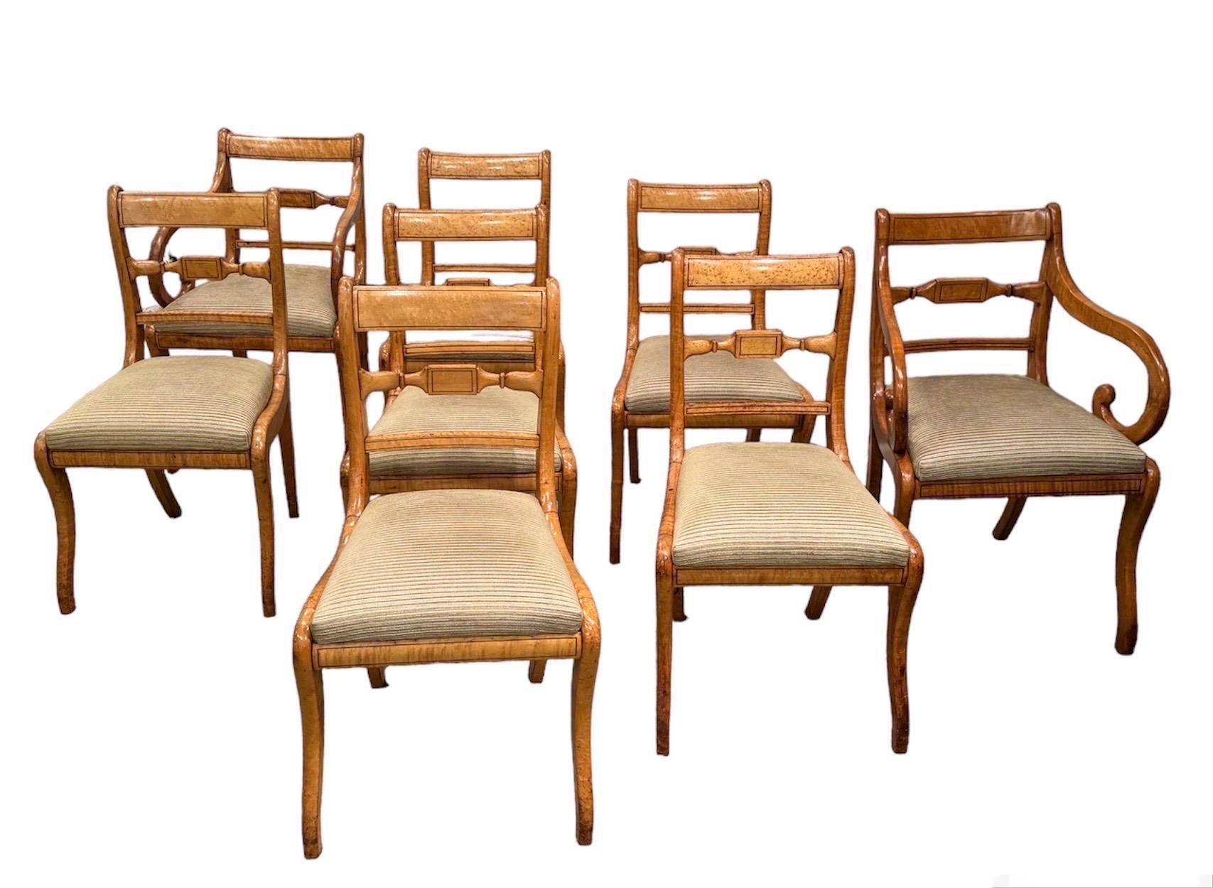 8 chaises de salle à manger Regency 
Érable tigré et érable piqué Bon état à Huntington, NY