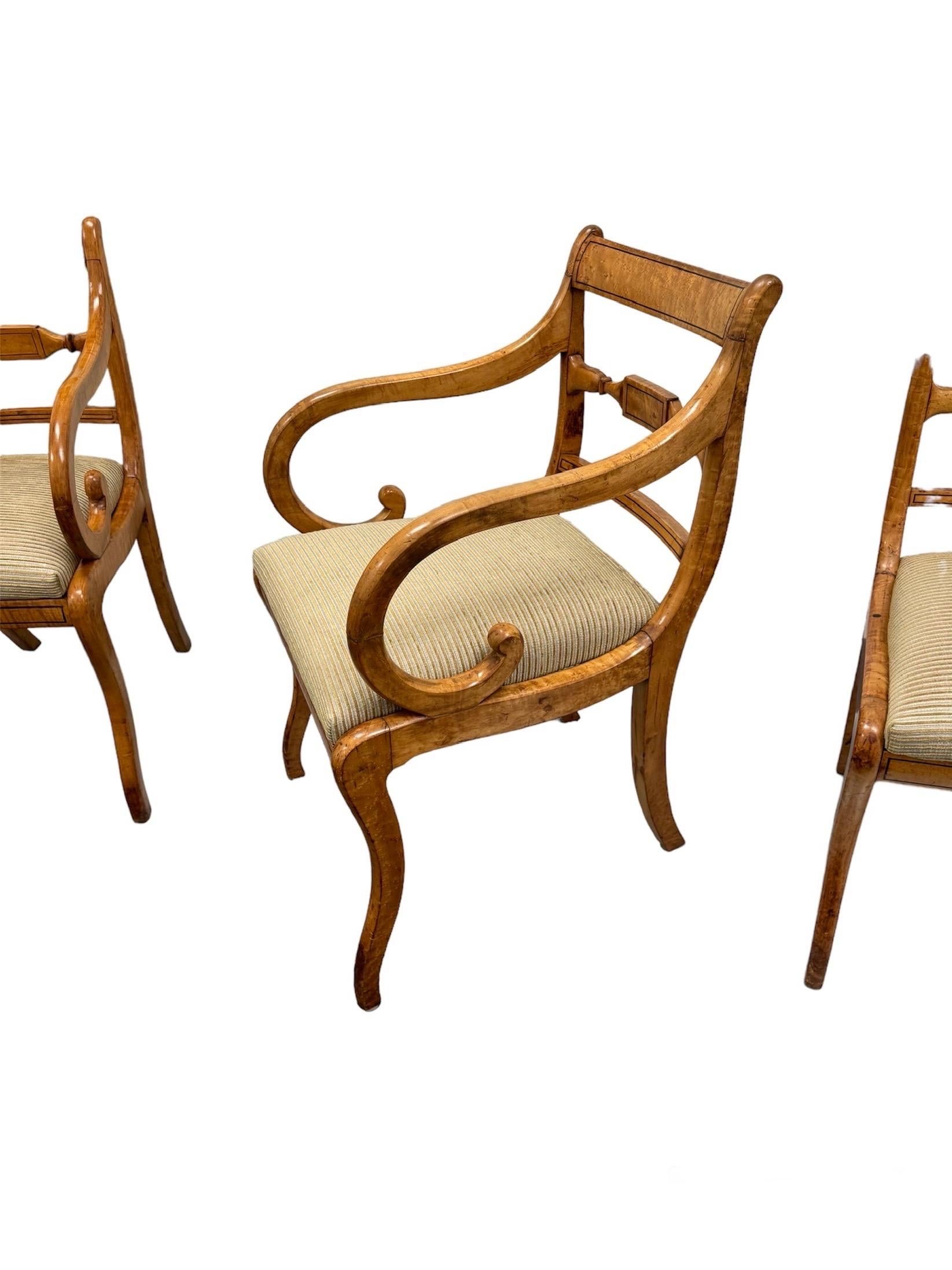 Début du XIXe siècle 8 chaises de salle à manger Regency 
Érable tigré et érable piqué
