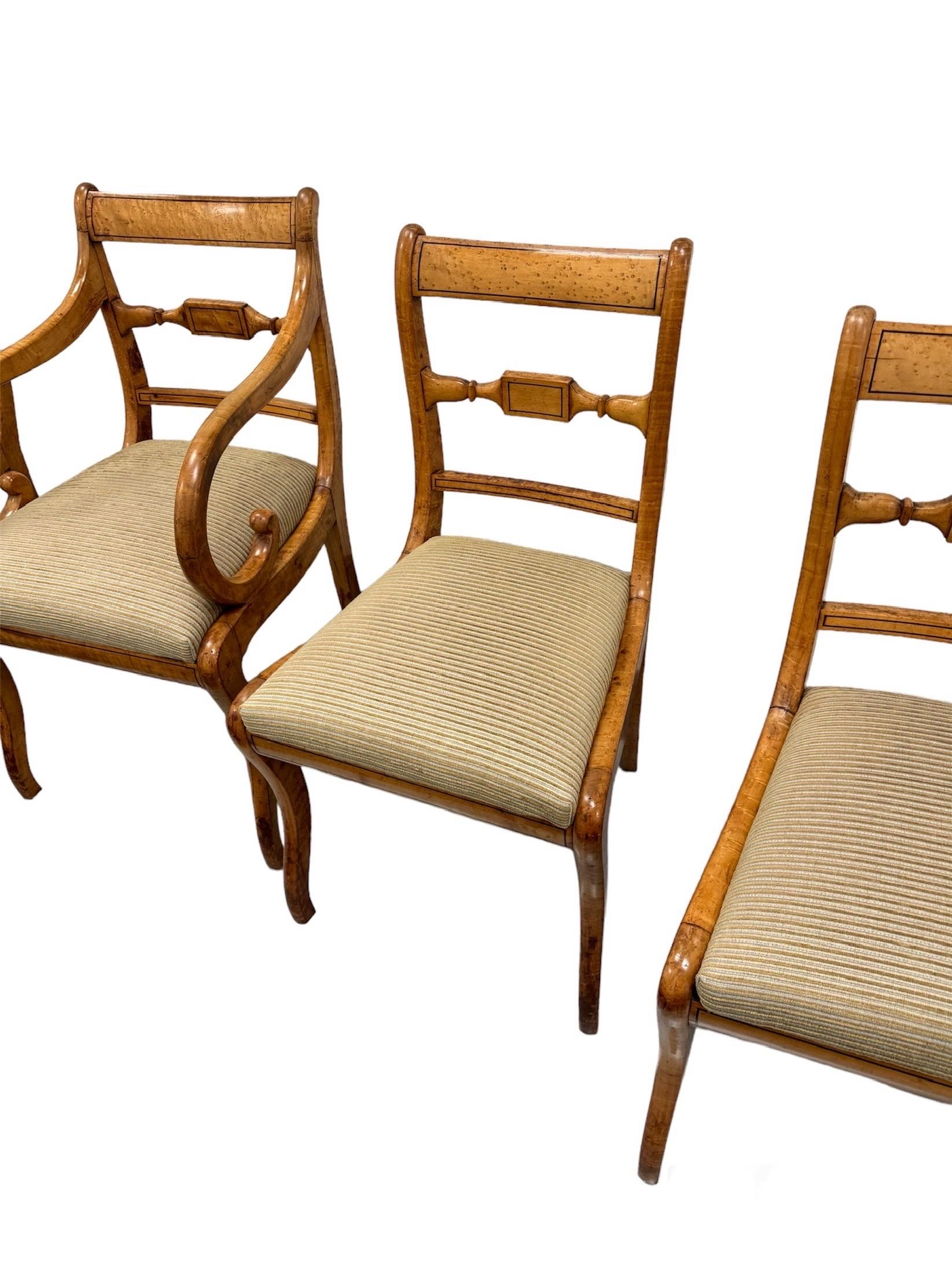 8 chaises de salle à manger Regency 
Érable tigré et érable piqué 1