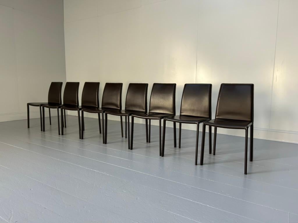 À cette occasion, un ensemble rare de  Les chaises de salle à manger 