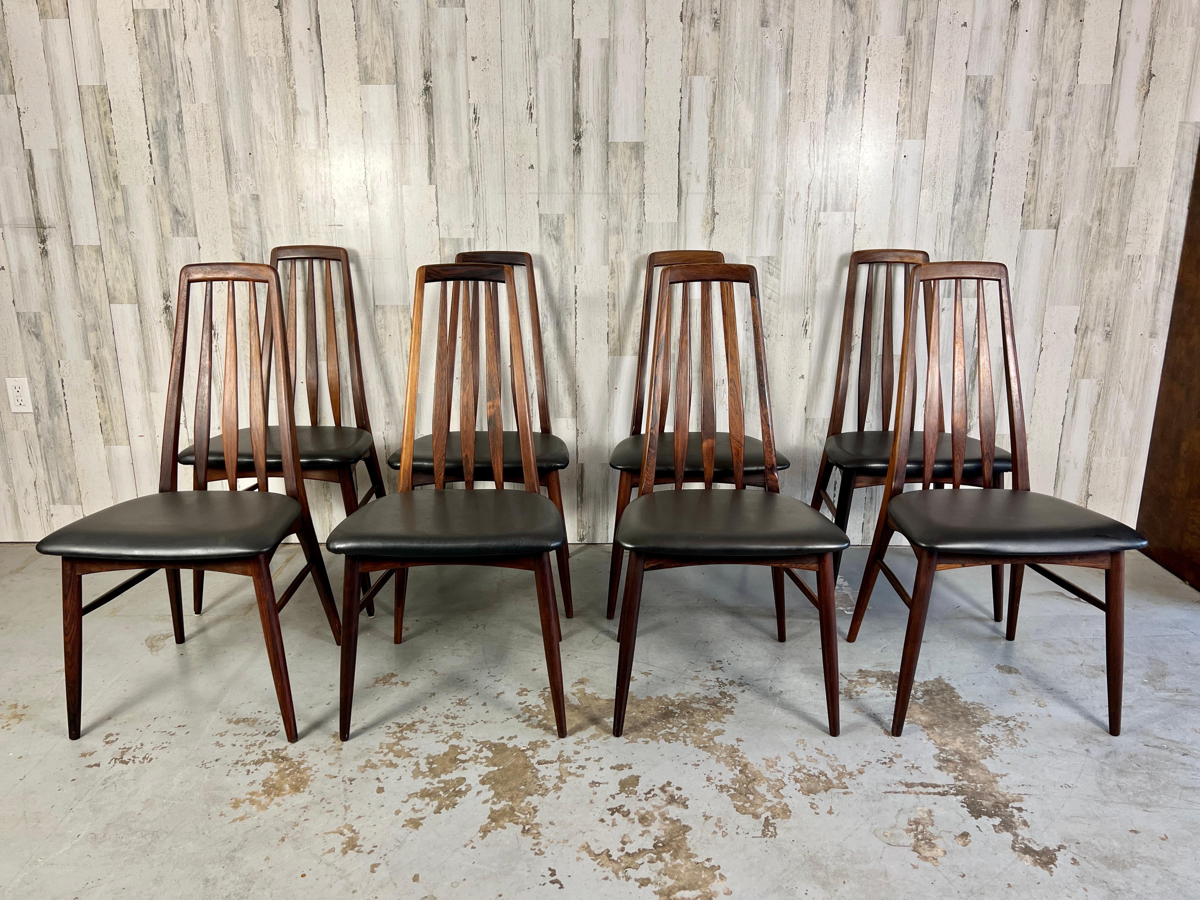 Rare ensemble de huit chaises de salle à manger en bois de rose massif conçu par Niels Korfoed L'ensemble de chaises Eva est composé de 8 chaises latérales ; certaines ont des sièges en vinyle plus récents mais s'accordent bien. Les 8 chaises