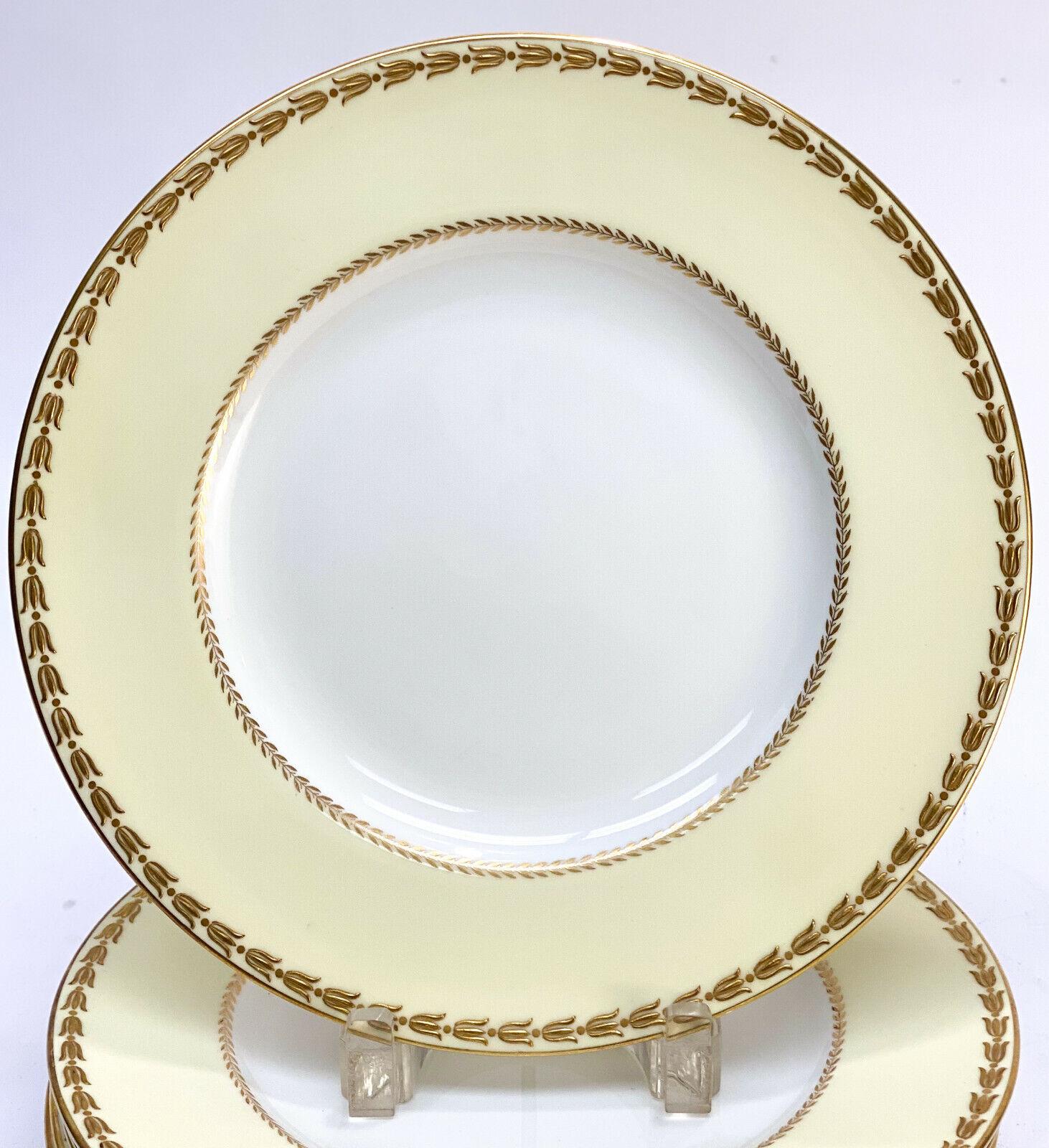 8 assiettes à dîner de style Empire en porcelaine et dorure Royal Worcester England, 1940. Un fond jaune pâle et blanc avec des feuilles de laurier dorées sur les bords. Marque Royal Worcester sur le dessous de la base, datant de 1940.


Poids