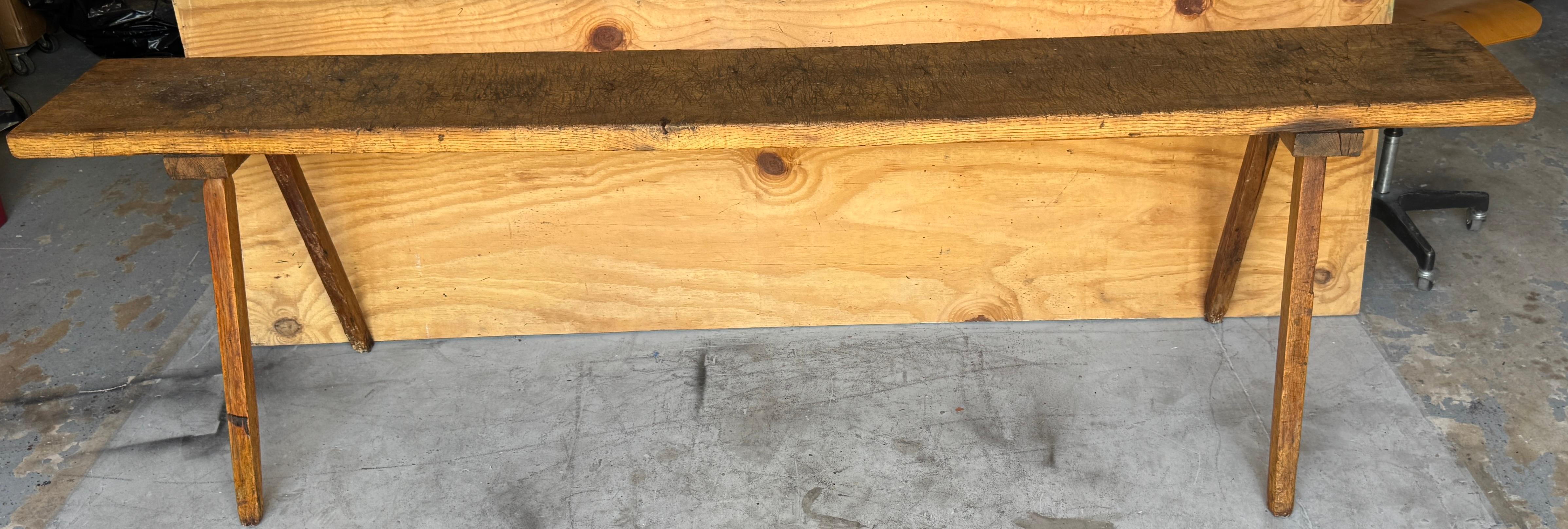 Table de travail (console) à tréteaux en châtaignier américain rustique 8' à patine profonde
États-Unis, début et milieu du 20e siècle

Une étonnante et authentique table à tréteaux rustique américaine de 8 pieds, riche de caractère et d'histoire