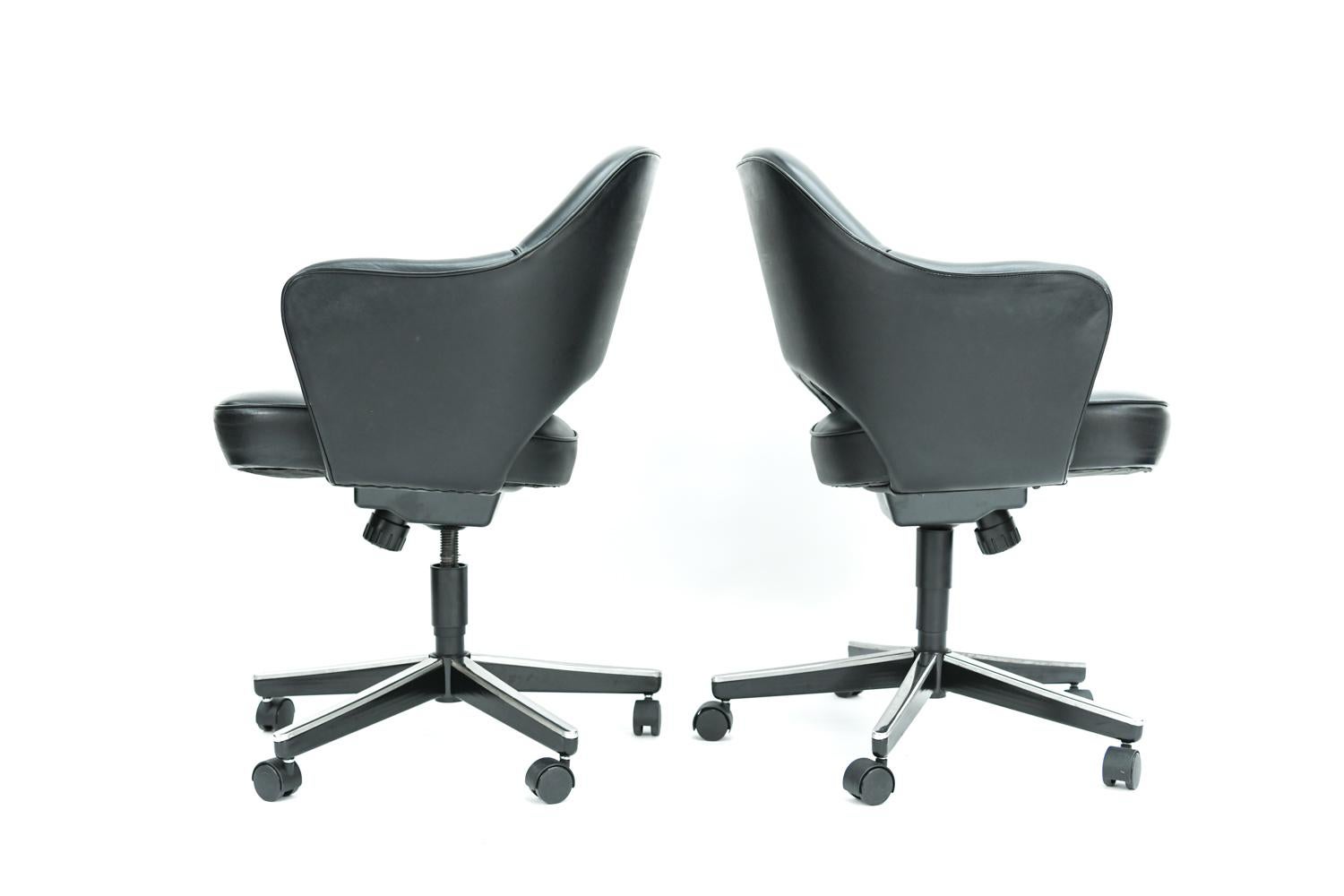 Set of 8 Saarinen for Knoll Executive Arm Chairs in Black Leather W/ Swivel Base In Good Condition In Norwalk, CT