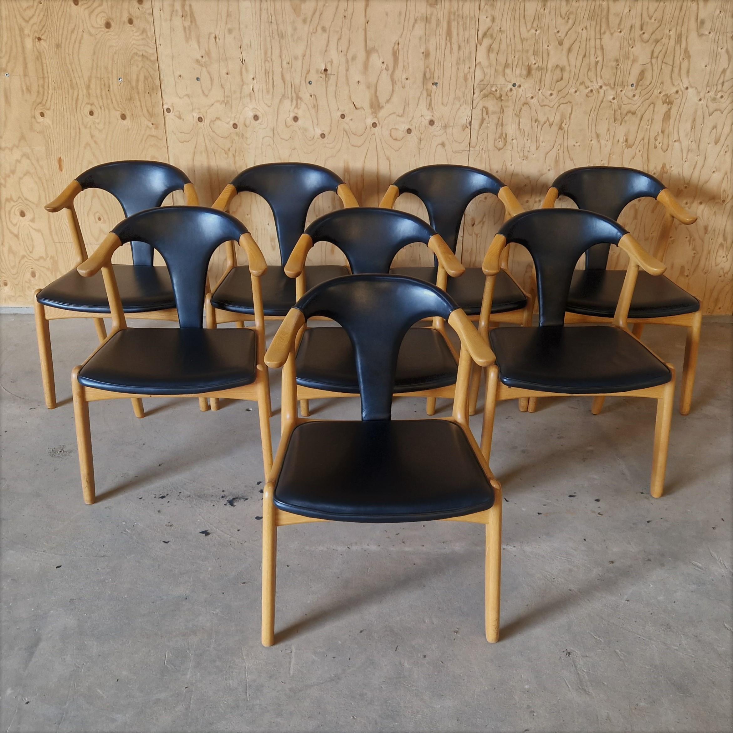 superb suite of eight Scandinavian cow horn chairs in light oak and black leather attributed to HP Hansen. These seats, Denmark late 1970s, are in remarkable original condition.