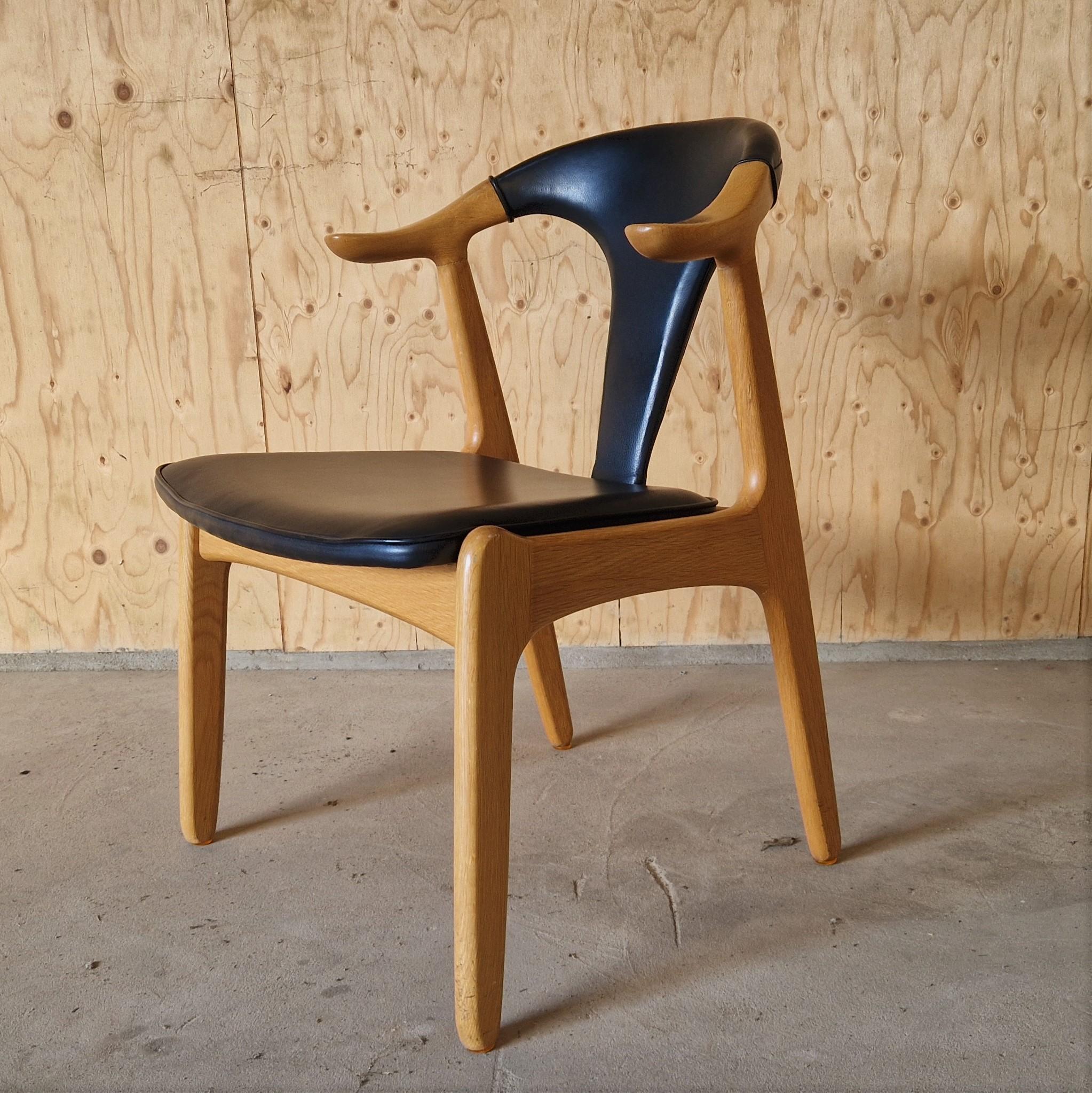 8 Scandinavian Cow Horn Chairs in Light Oak and Black Leather, Midcentury In Good Condition For Sale In Brussels , BE