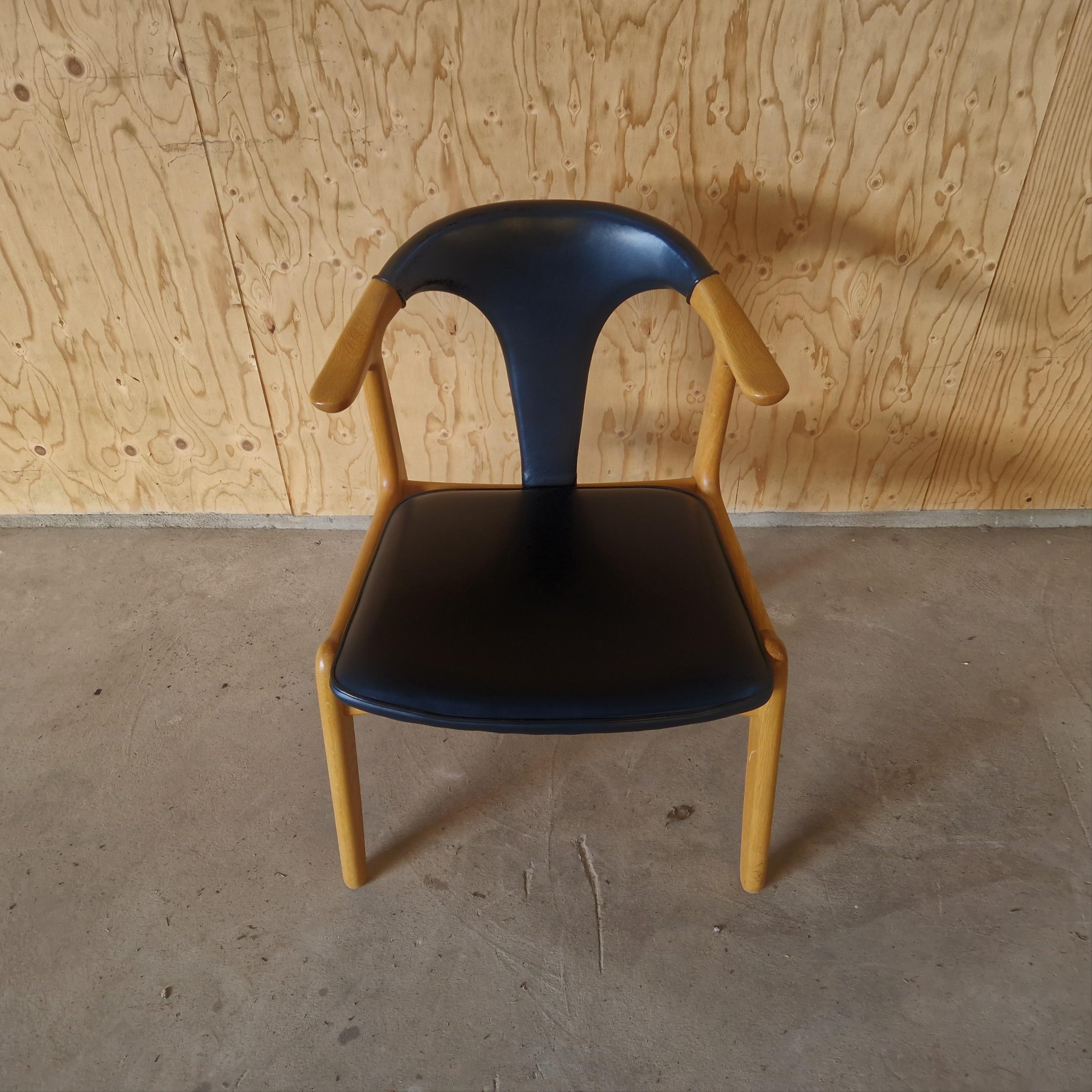 20th Century 8 Scandinavian Cow Horn Chairs in Light Oak and Black Leather, Midcentury For Sale