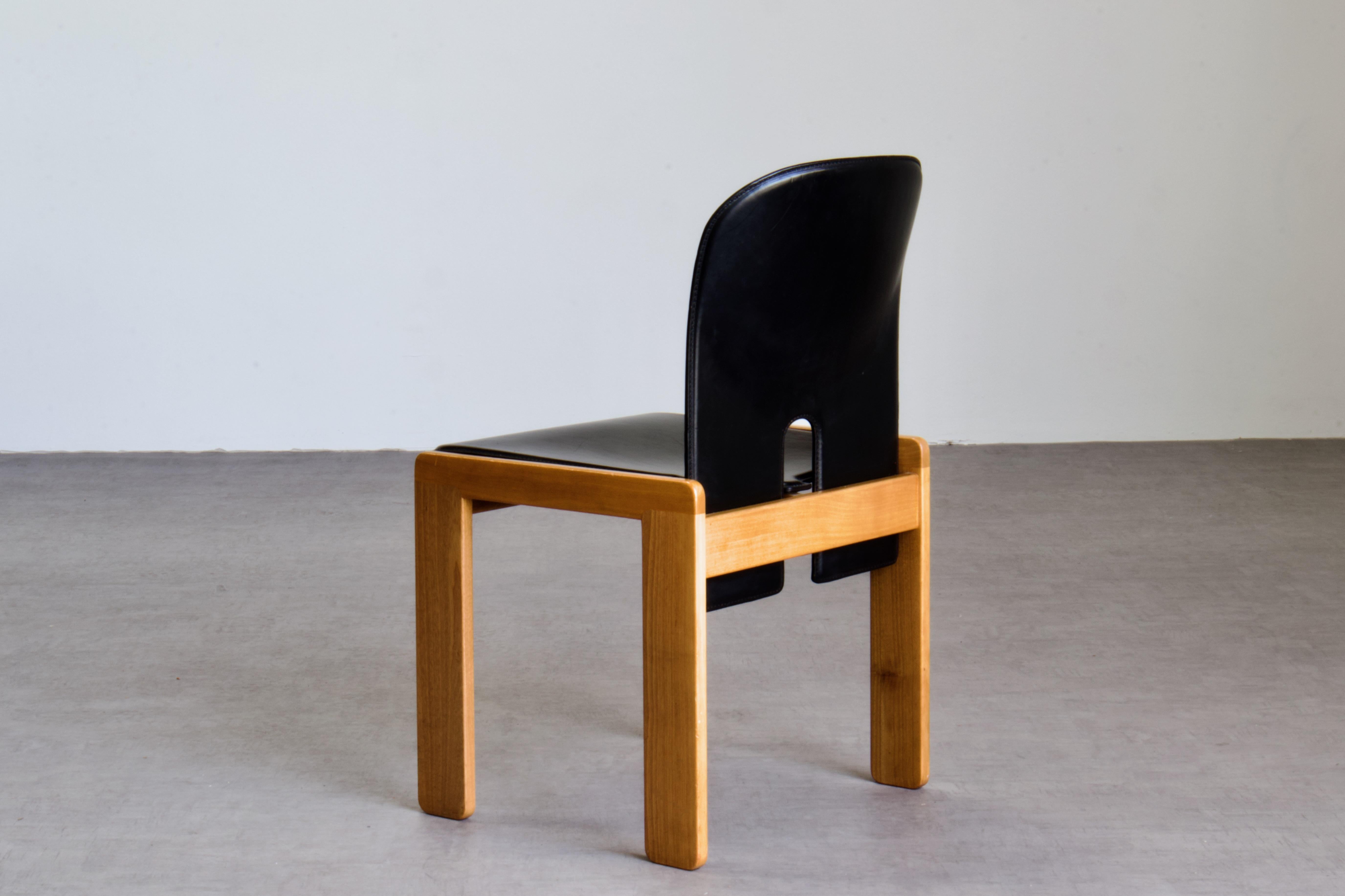 8 chaises Scarpa 121 en cuir noir et Wood Wood pour Cassina Italie, années 1960 en vente 3