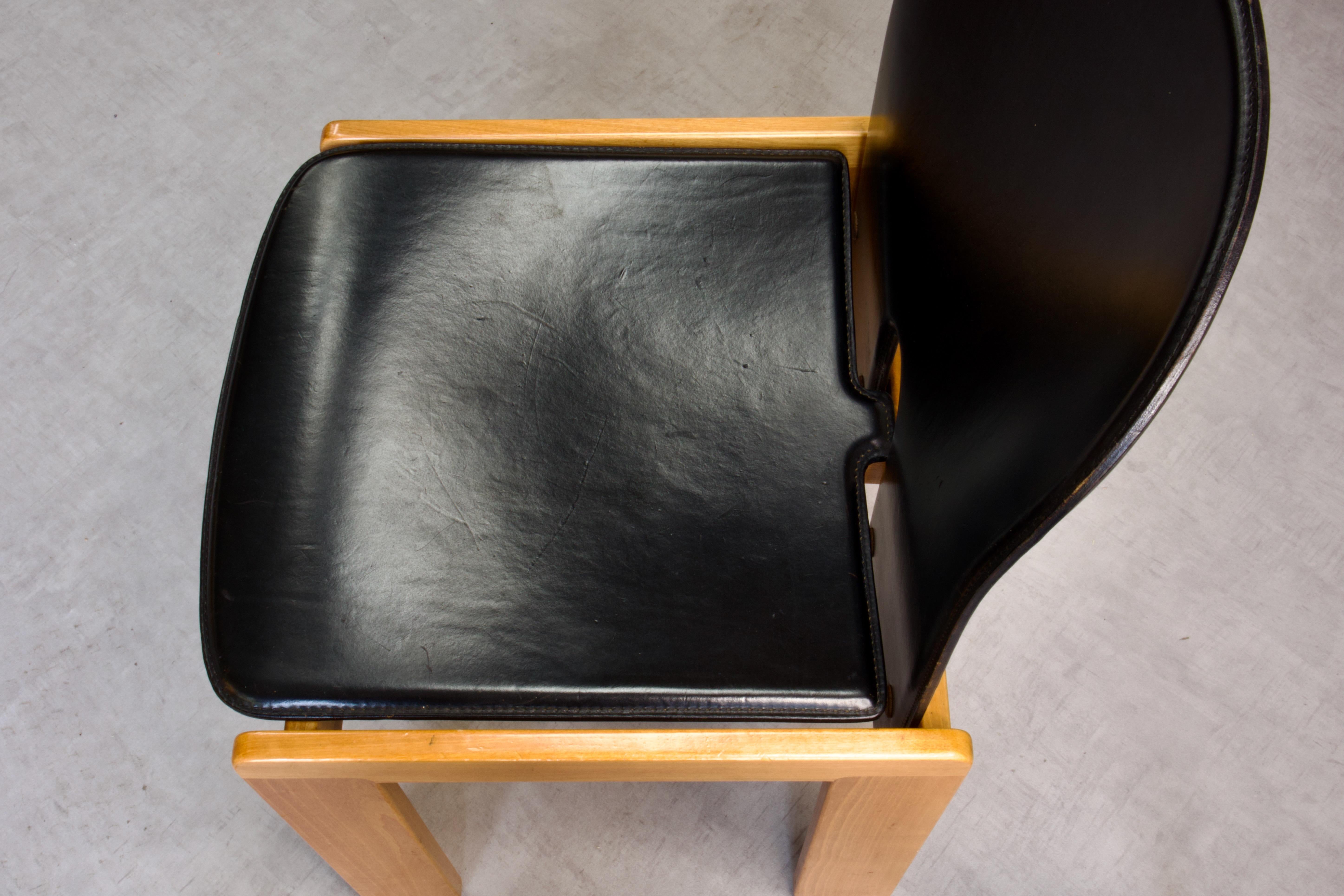 8 Scarpa 121 Chairs in Black Leather & Pale Wood for Cassina Italy, 1960s For Sale 12