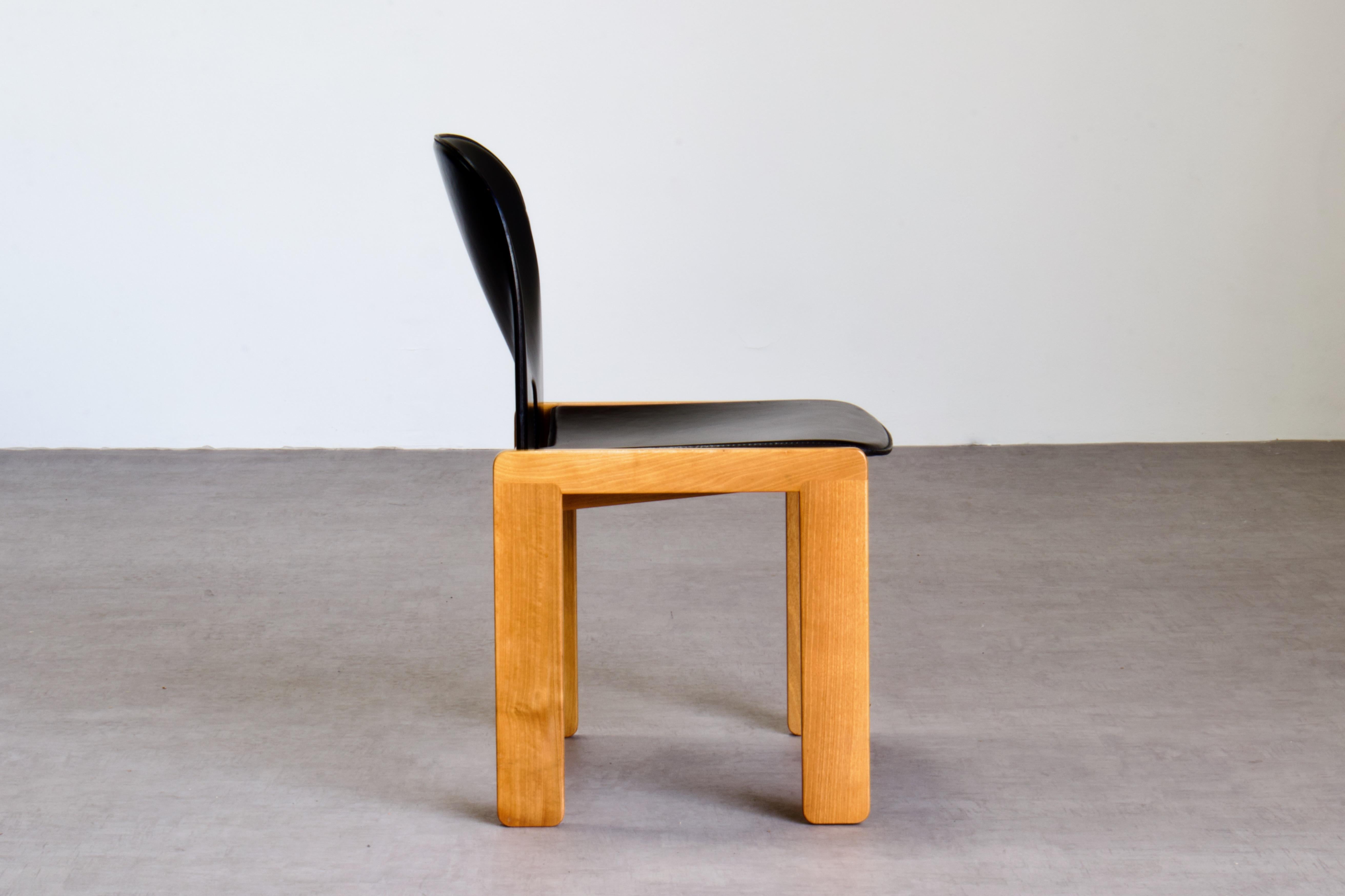 Mid-Century Modern 8 chaises Scarpa 121 en cuir noir et Wood Wood pour Cassina Italie, années 1960 en vente